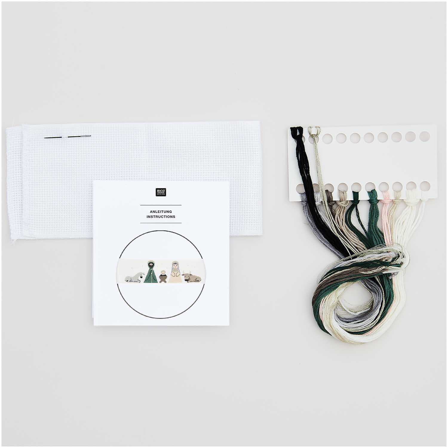 Pack de broderie ruban Crèche from Rico Design Stickpackung Band Krippe von Rico Design mit Stickgarnen und Anleitung auf hellem Hintergrund.