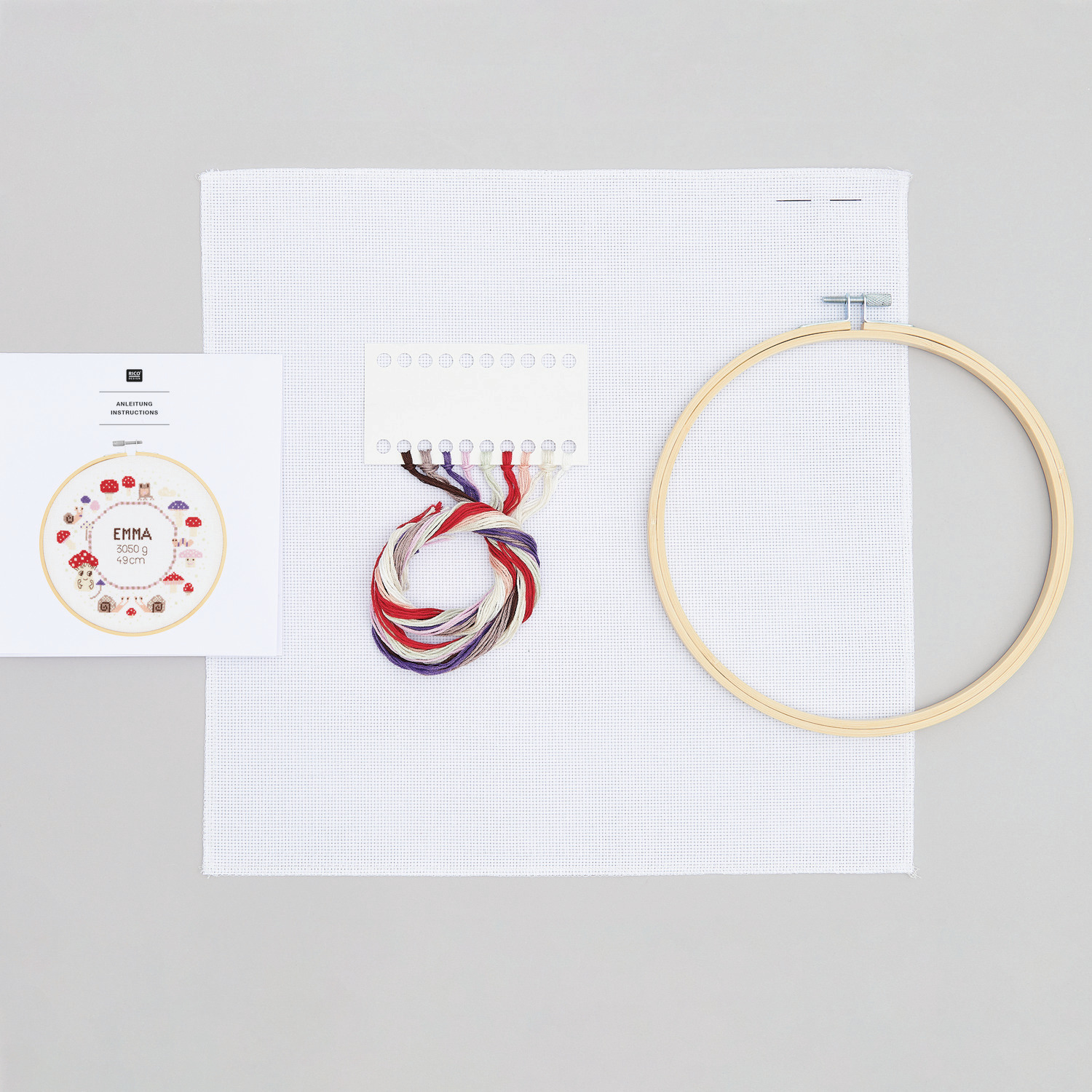 Stickpackung Geburtsbild Shrooom Ø20cm von Rico Design Stickpackung Geburtsbild Shrooom mit Stickrahmen, Garn in Rot- und Blautönen und weißem Stoff von Rico Design. Ideal für kreative Handarbeiten.