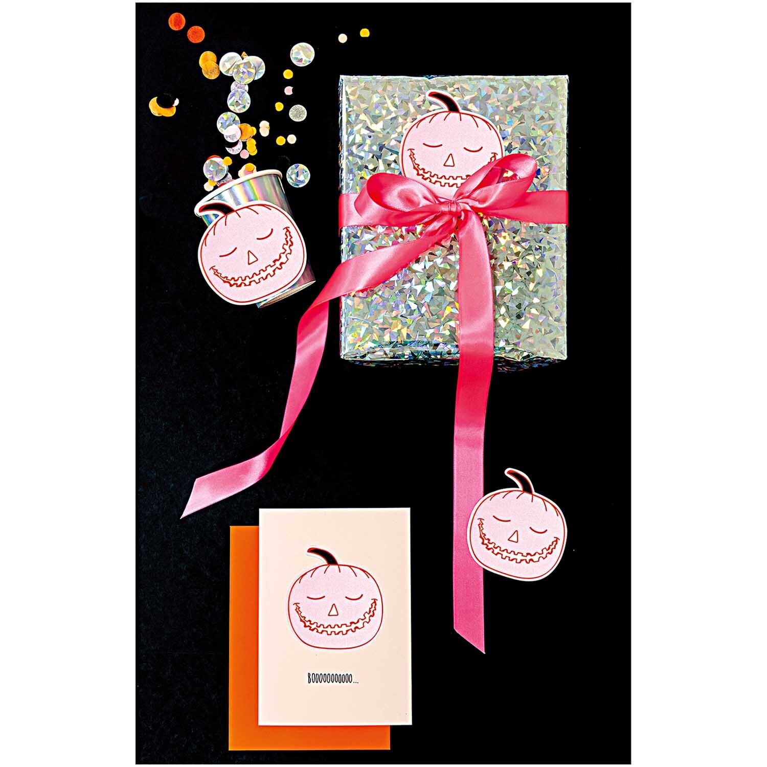 Paper Poetry Dekosticker Kürbisse 8x8,5cm 6 Stück von Rico Design Paper Poetry Dekosticker Kürbisse auf Geschenk mit rosa Schleife und Karte, verziert mit Glitzer. Ideal für kreative Dekorationen.