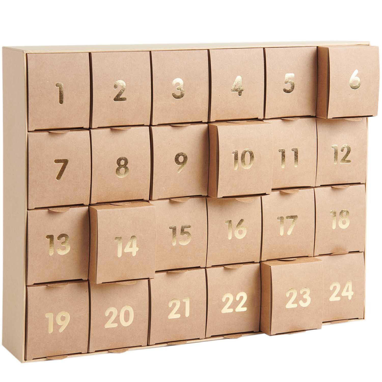 Adventskalender zum Befüllen 36,5x29x6cm Farbe Kraftpapier-Gold von Rico Design Adventskalender zum Befüllen mit 24 nummerierten Fächern aus Kraftpapier von Rico Design.
