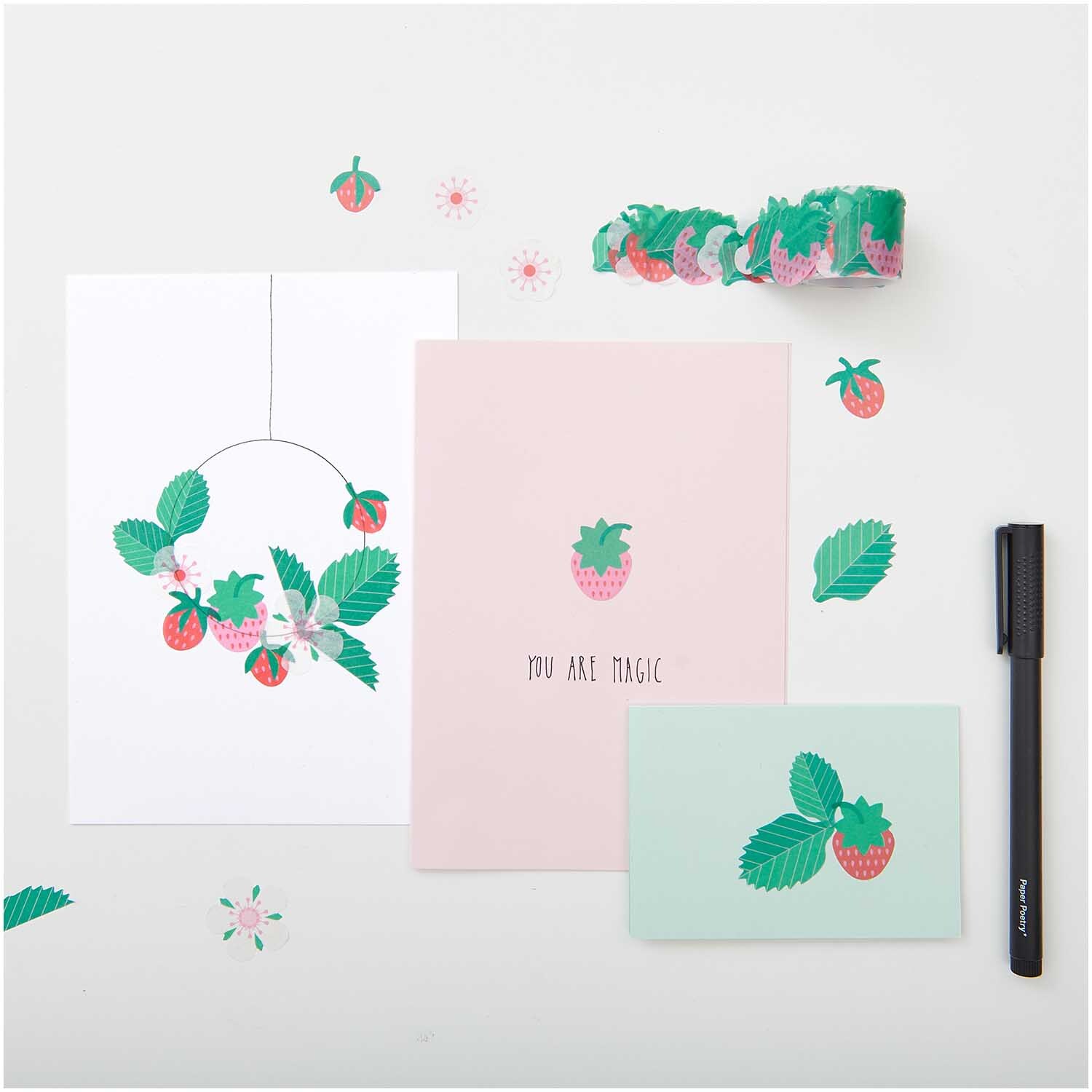 Paper Poetry Washi Sticker Erdbeeren, 200 Stück von Rico Design, dekorieren Karten mit Erdbeer- und Blattmotiven, ideal für kreative Projekte.