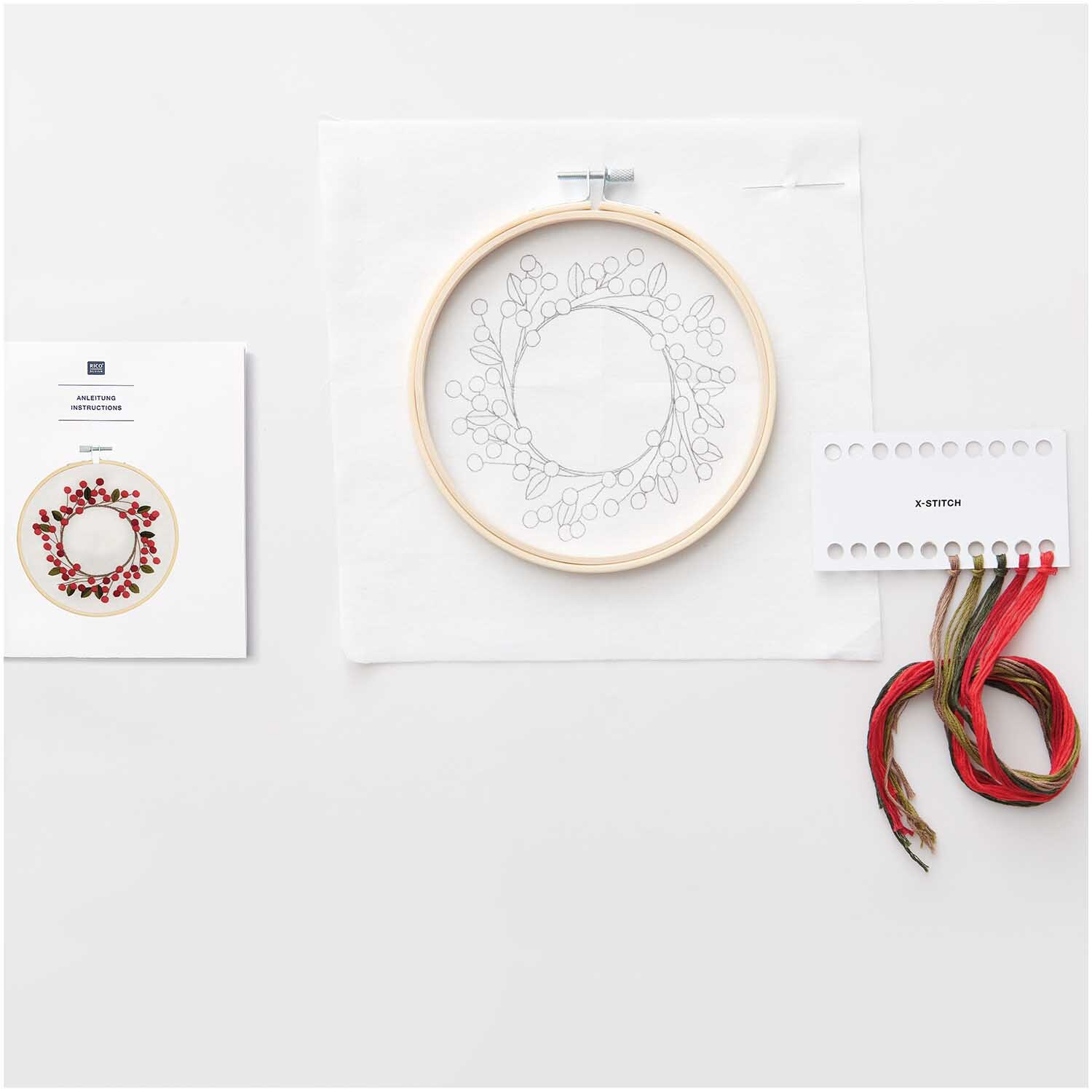 Paquet à broder Couronne d'églantine image dessinée Ø 15cm from Rico Design Stickpackung Hagebuttenkranz von Rico Design mit vorgezeichnetem Kranzmotiv und Garnen. Ideal für kreative Handarbeiten.
