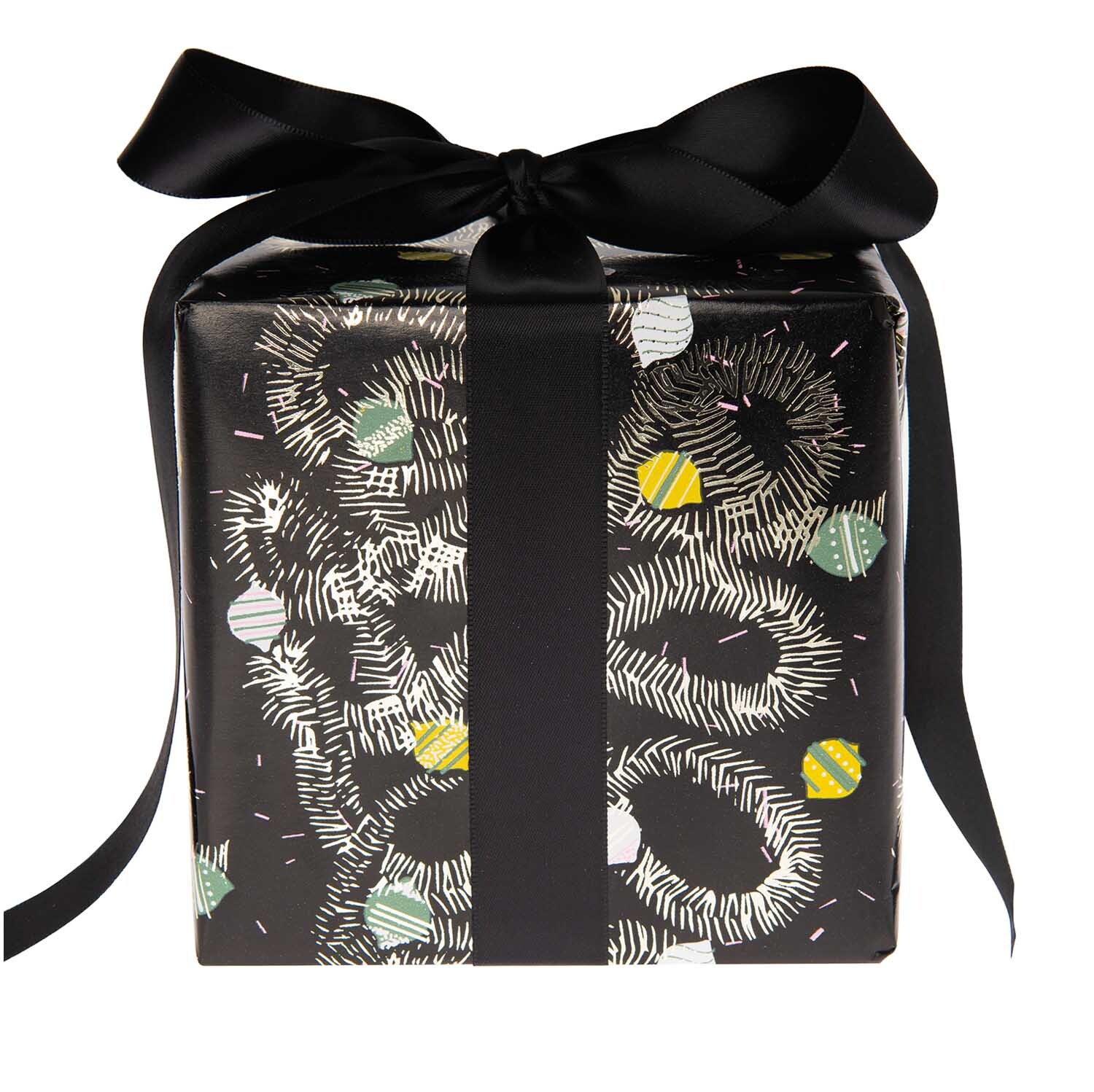 Paper Poetry Geschenkpapier Nostalgic Christmas Baumschmuck schwarz 80cm 2m Hot Foil von Rico Design Paper Poetry Geschenkpapier Nostalgic Christmas mit Baumschmuck-Muster, schwarz, 80cm x 2m, verpackt mit schwarzem Band.
