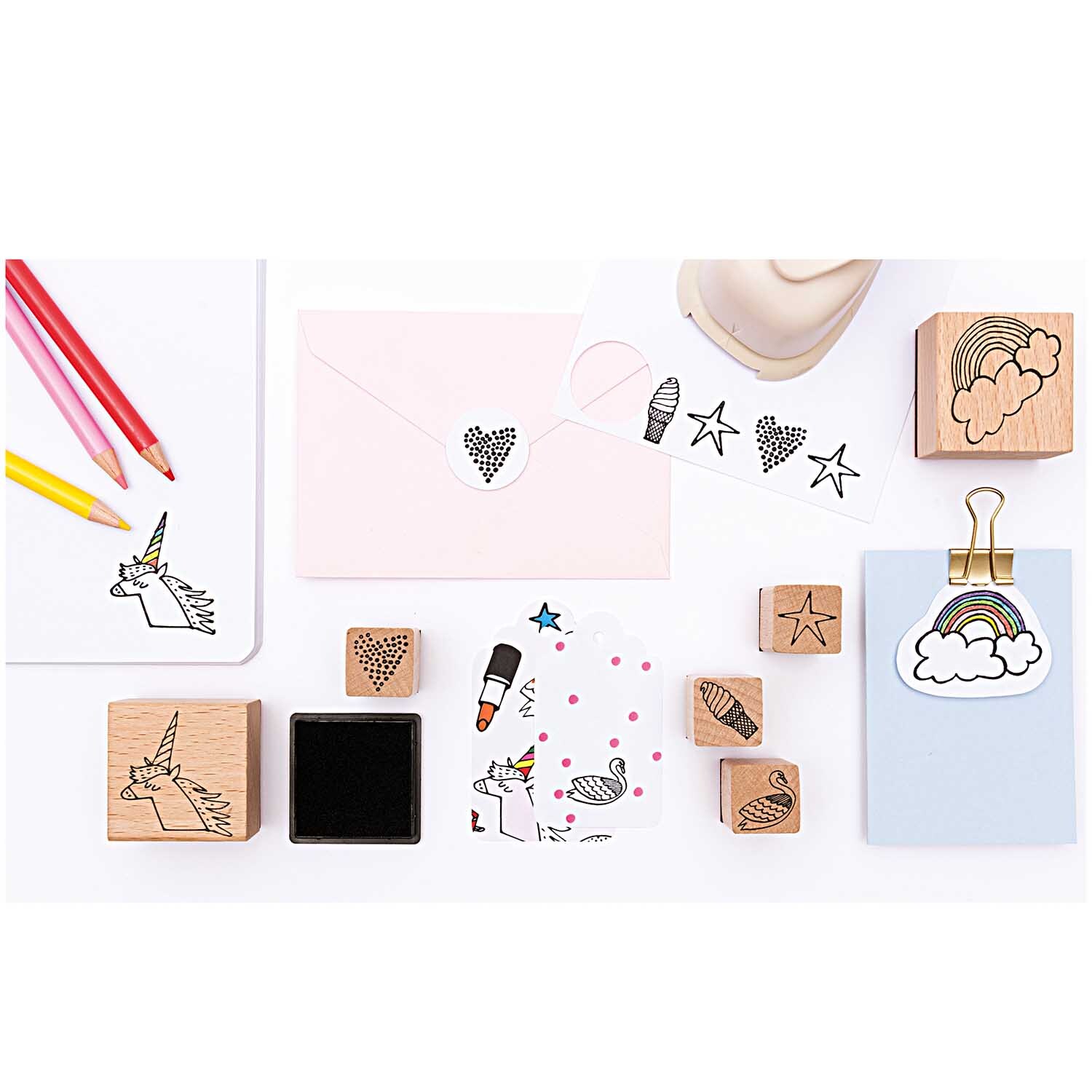Paper Poetry Basic Kartenset zeigt ein kreatives Arrangement mit Stempeln, Karten und bunten Stiften. Ideal für Bastelprojekte.