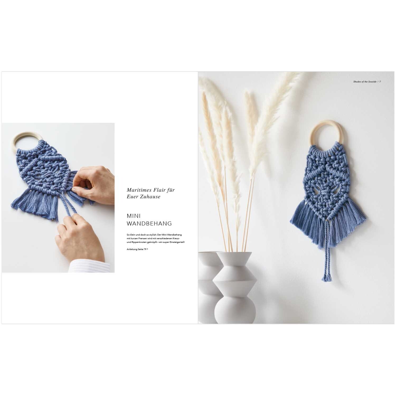 Rico Macrame von Rico Design Rico Macrame: Handgefertigter blauer Wandbehang mit Holzring, dekoriert neben weißen Vasen.