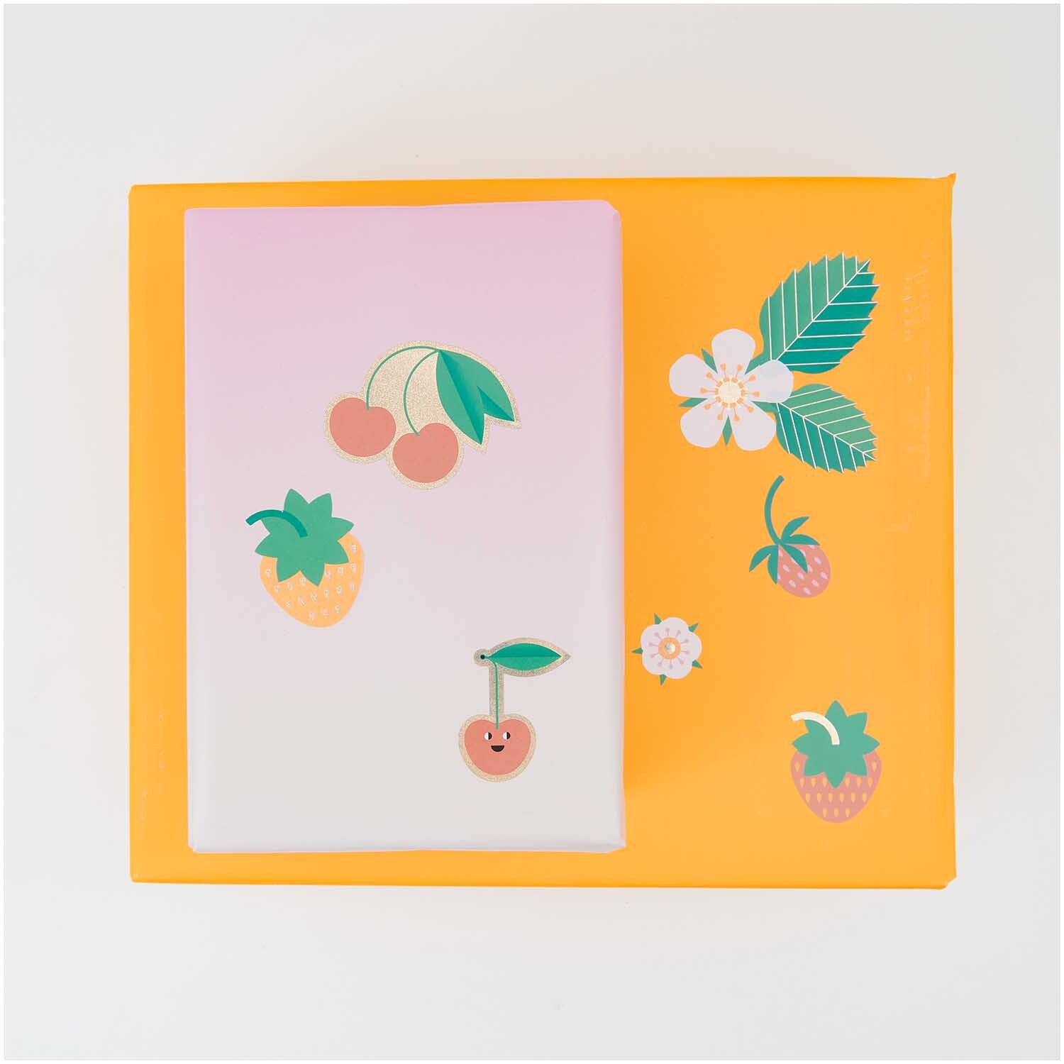 Paper Poetry Sticker mit Erdbeeren und Kirschen auf gelbem Hintergrund, ideal für kreative Projekte.