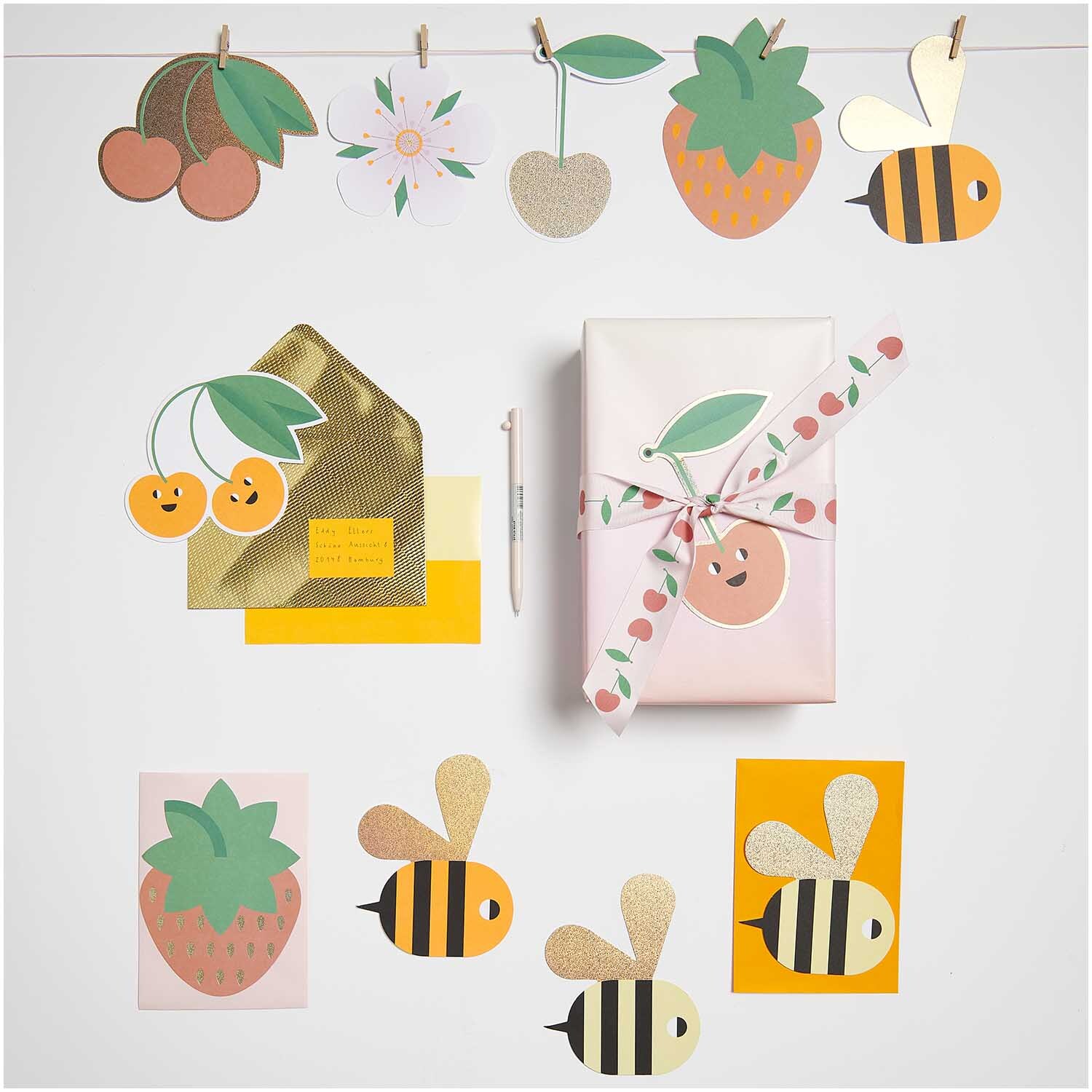 Paper Poetry Kartenset Just Bees + Fruits + Flowers 28-teilig von Rico Design Paper Poetry Kartenset Just Bees + Fruits + Flowers: Bunte Karten mit Bienen- und Fruchtmotiven, 28-teilig von Rico Design.