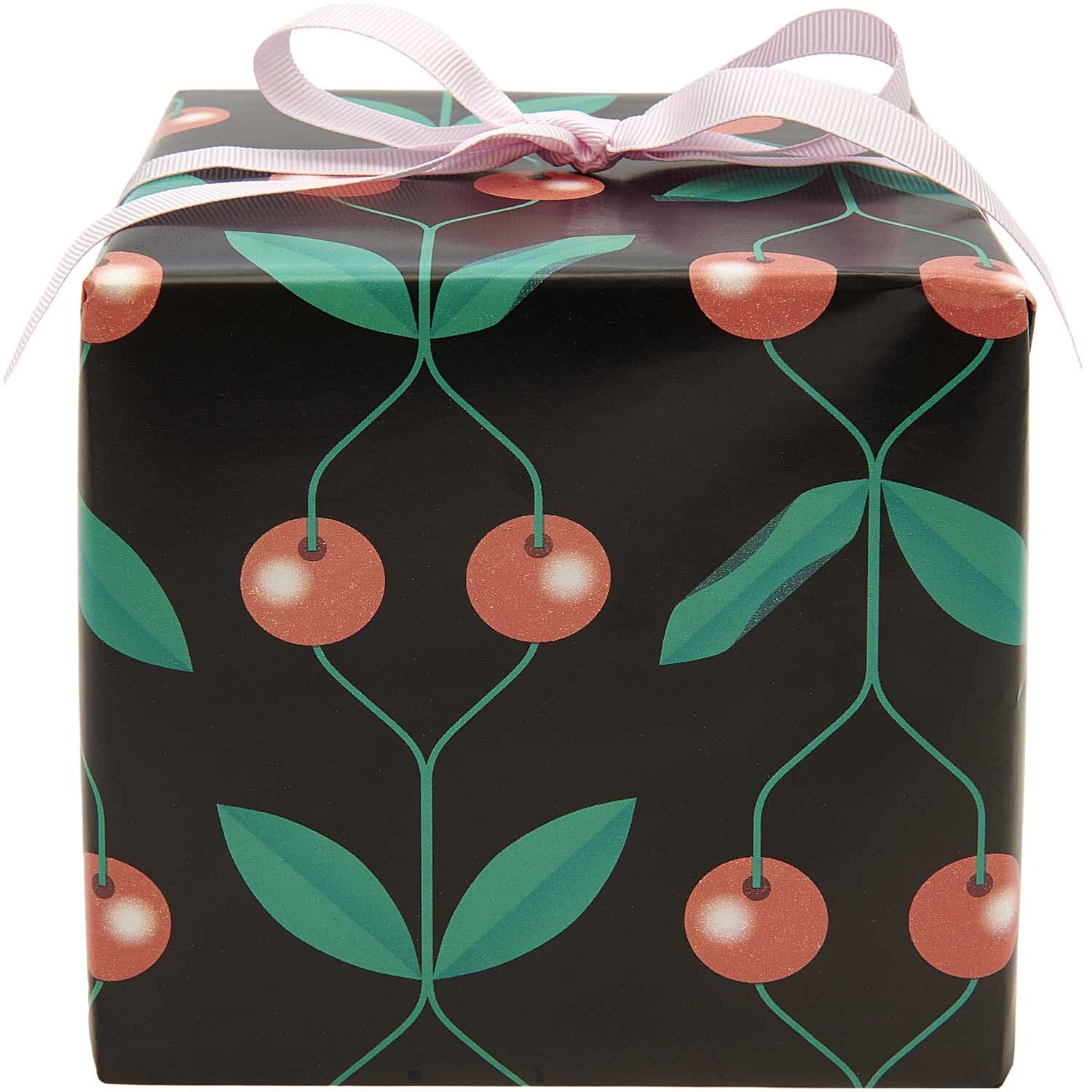 Paper Poetry Geschenkpapier Kirschen schwarz 200x70cm 80g/m² von Rico Design Paper Poetry Geschenkpapier mit Kirschmuster auf schwarzem Hintergrund, dekoriert mit rosa Schleife. Ideal für stilvolle Geschenke.