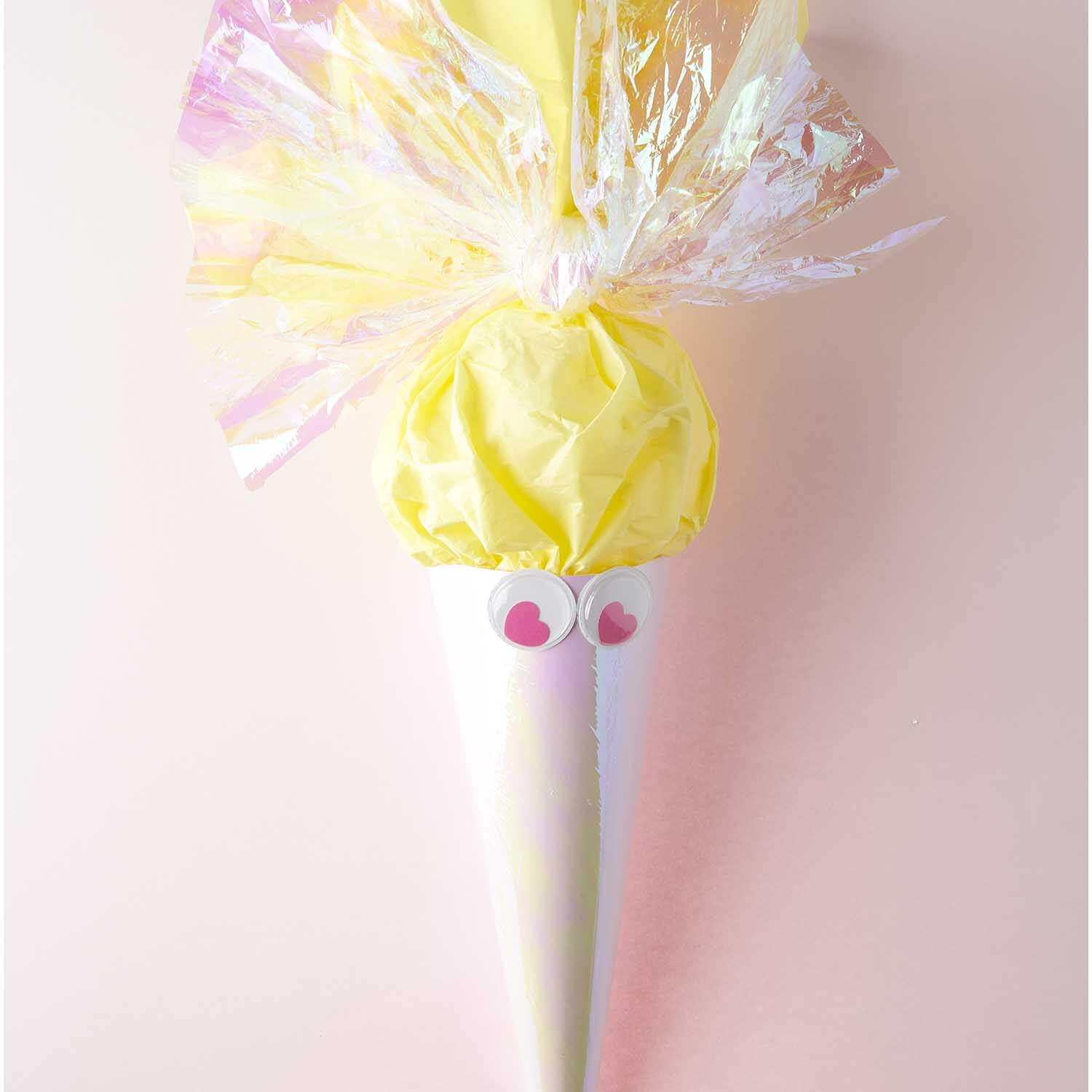 Paper Poetry Schultüte Rohling 35cm Farbe Weiß von Rico Design Paper Poetry Schultüte Rohling von Rico Design, 35cm, mit gelbem und transparentem Dekor.