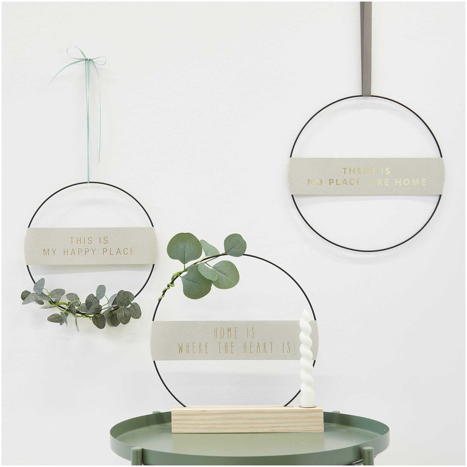 Paper Poetry Papierstreifen Home grau 7x42cm 3 Stück von Rico Design Paper Poetry Papierstreifen Home in dekorativen Ringen mit Pflanzen, ideal für moderne Wandgestaltung.