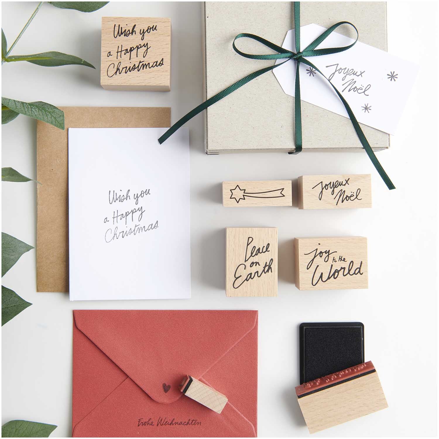 Paper Poetry Stempelset Handlettering 16-teilig von Rico Design Paper Poetry Stempelset Handlettering: 16-teiliges Set mit Grußkarten und Stempeln für kreative Weihnachtsbotschaften.