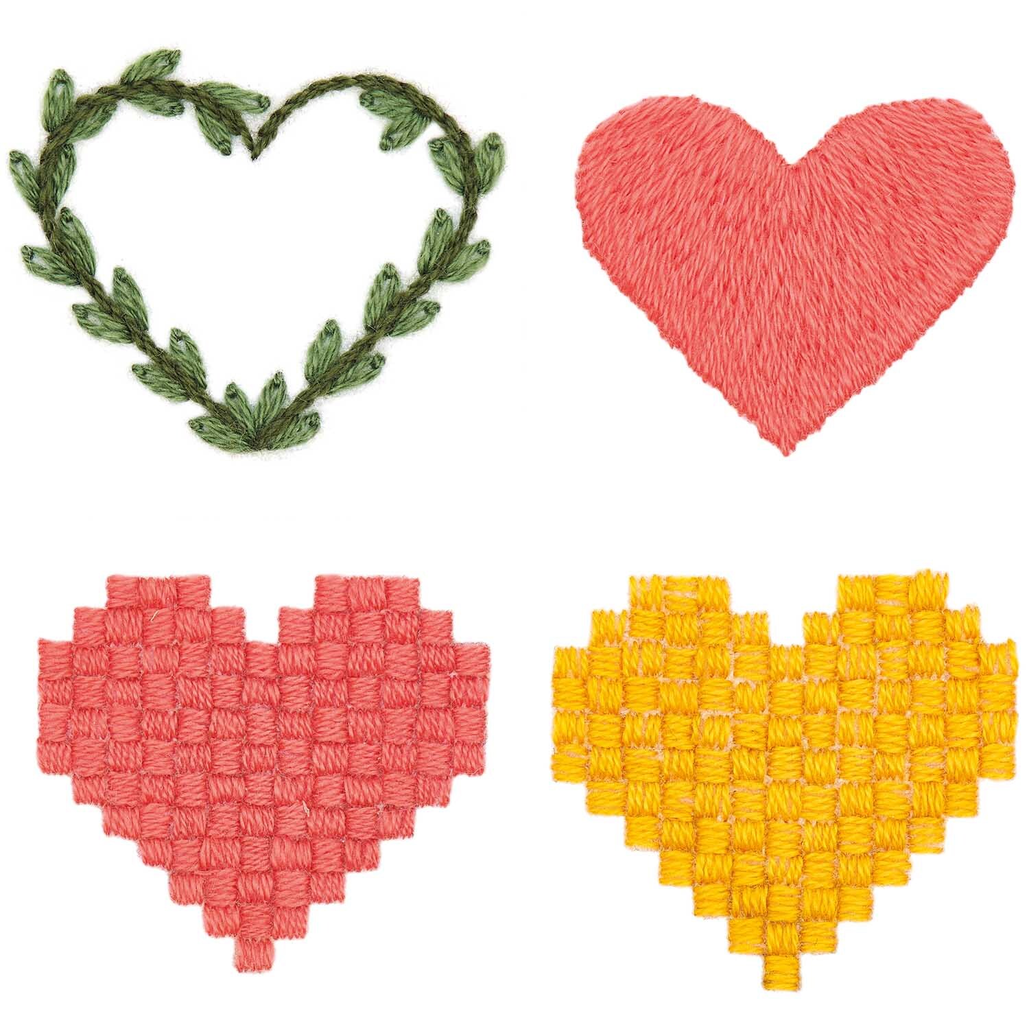 Stick and Stitch Stickpackung Pixel Art Herzen vorgezeichnet: Vier gestickte Herzen in Rot, Gelb und Grün, ideal für kreative Handarbeiten.