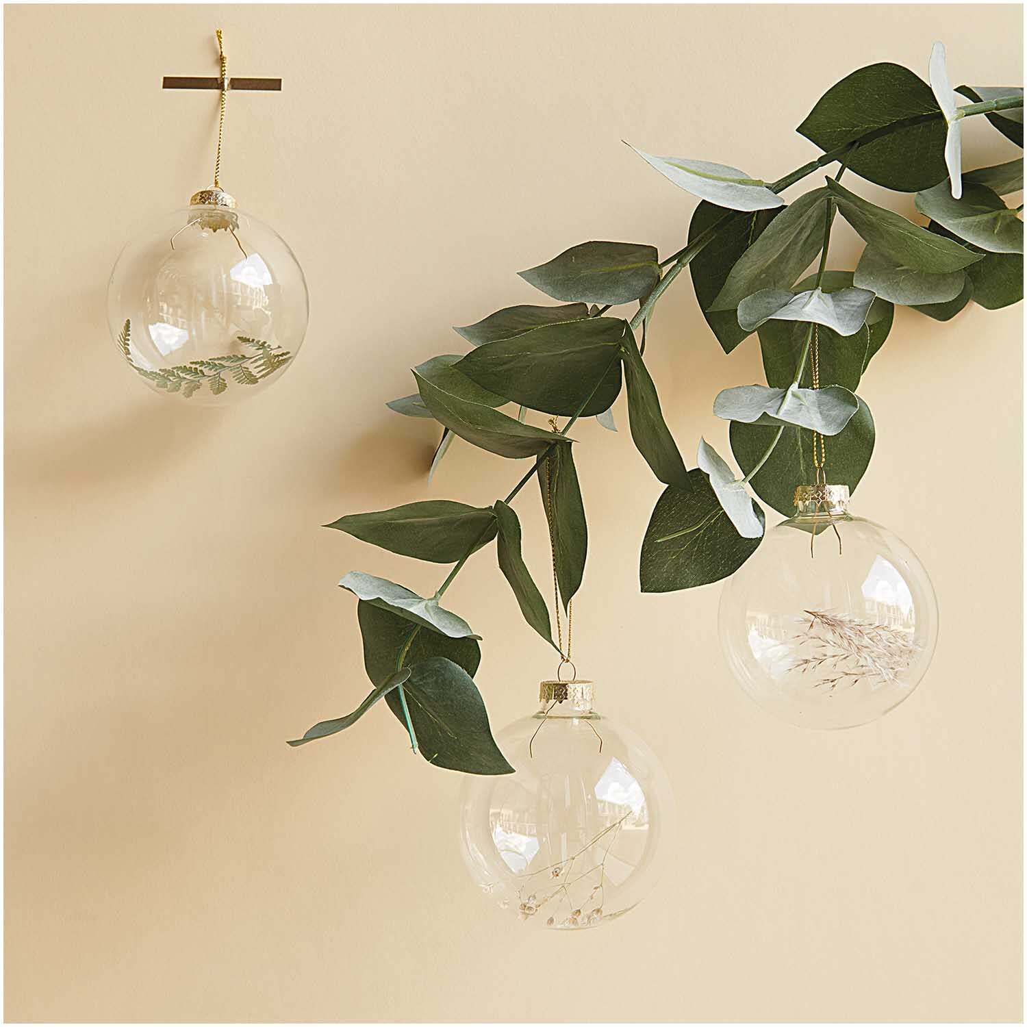 Glaskugel Baumschmuck mit Trockengräsern 8cm von Rico Design