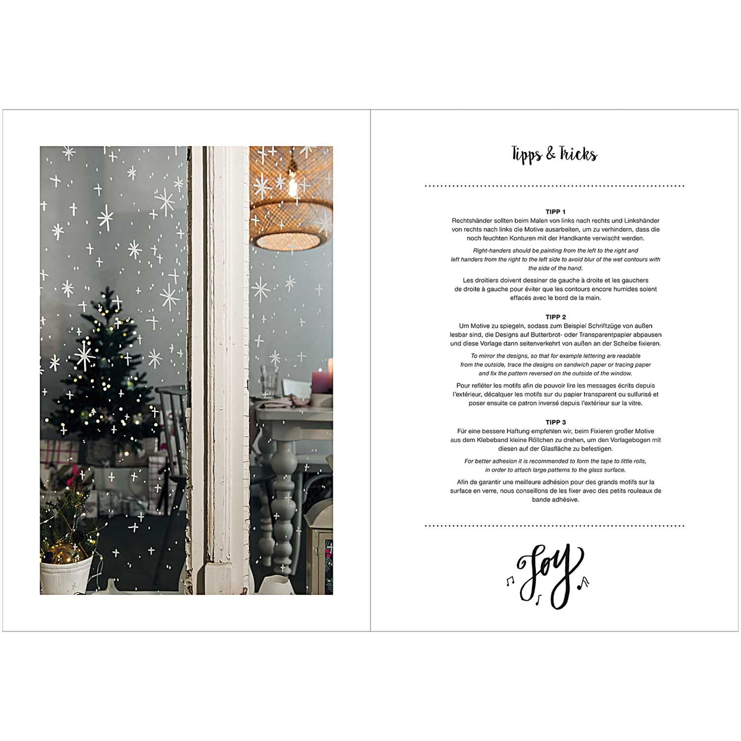 Vorlagenmappe Jolly Christmas Fenster- und Glasmalerei mit Kreidestiften von Rico Design Vorlagenmappe Jolly Christmas: Ein weihnachtlich dekoriertes Fenster mit Schneeflocken und einem geschmückten Baum im Hintergrund. Ideal für kreative Glasmalerei.