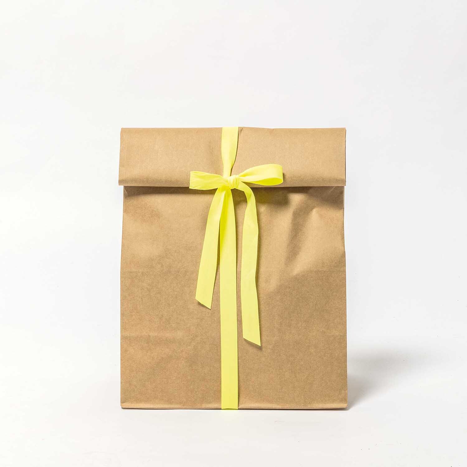 Paper Poetry Maxi-Blockbodenbeutel L 60x28x17cm 2 Stück Farbe Braun von Rico Design Paper Poetry Maxi-Blockbodenbeutel L mit gelber Schleife, ideal für Geschenke, 60x28x17cm.