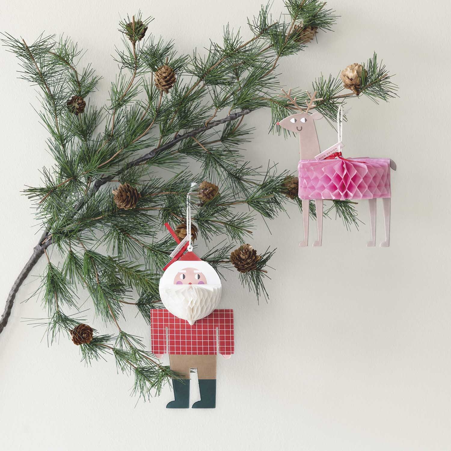 Paper Poetry Kartenset mit Pop-Up Anhänger Weihnachtsmann B6 von Rico Design Paper Poetry Kartenset mit Pop-Up Anhänger Weihnachtsmann B6, dekorativ an einem Tannenzweig hängend, in festlichen Farben gestaltet.