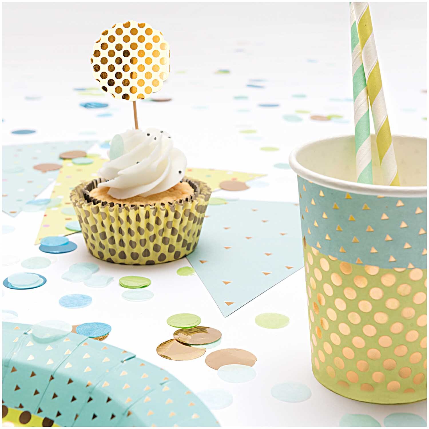 Pappbecher Konfetti blau 200ml 12 Stück von Rico Design Pappbecher Konfetti blau 200ml 12 Stück: Ein blauer Pappbecher mit Konfetti-Muster neben einem Cupcake und Partydekoration.
