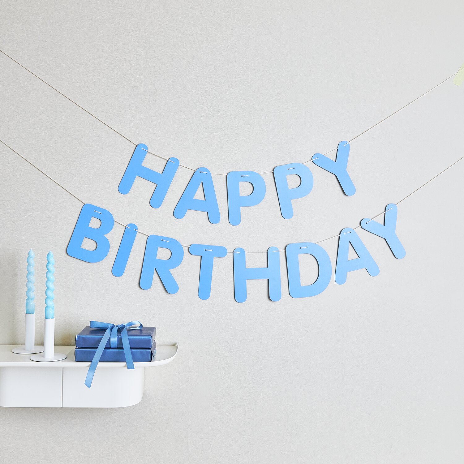 Paper Poetry Girlande Happy Birthday Magic Rainbow 5m Farbe Blau von Rico Design Paper Poetry Girlande Happy Birthday Magic Rainbow: Blaue Buchstabengirlande von Rico Design, 5m lang, dekoriert eine Wand für Geburtstagsfeiern.