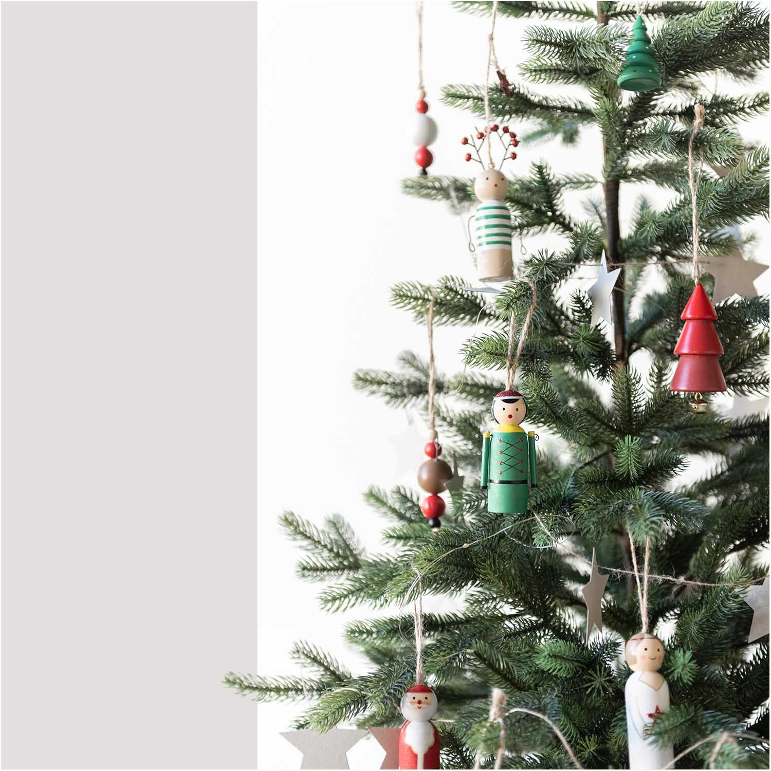 Holzhänger Rentier aus Holzkugeln rot-braun 4,5x17cm von Rico Design Holzhänger Rentier aus Holzkugeln an einem Weihnachtsbaum mit weiteren bunten Dekorationen.