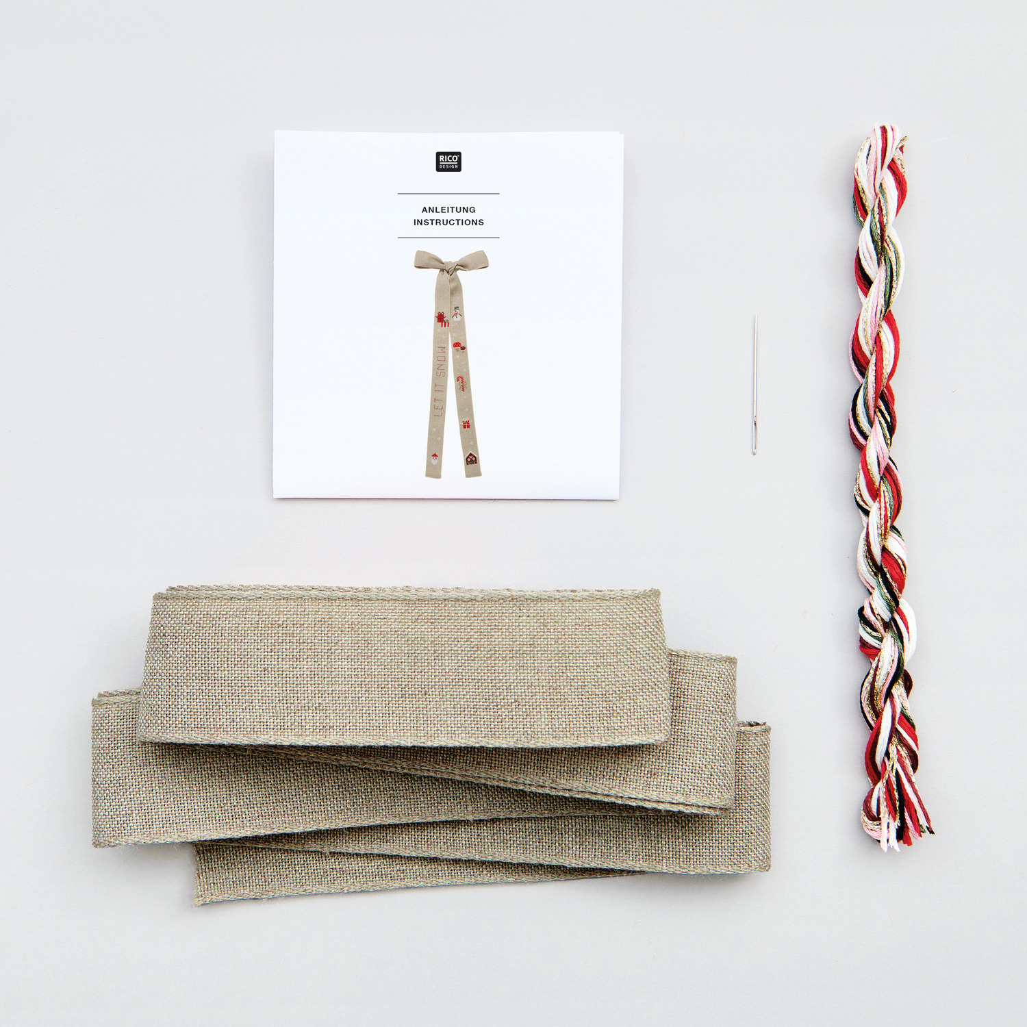 Stickpackung Schleife Let it Snow 22x58cm von Rico Design Stickpackung Schleife Let it Snow zeigt eine Anleitung, Stoffstreifen und Garn in natürlichen Tönen. Ideal für kreative Projekte.