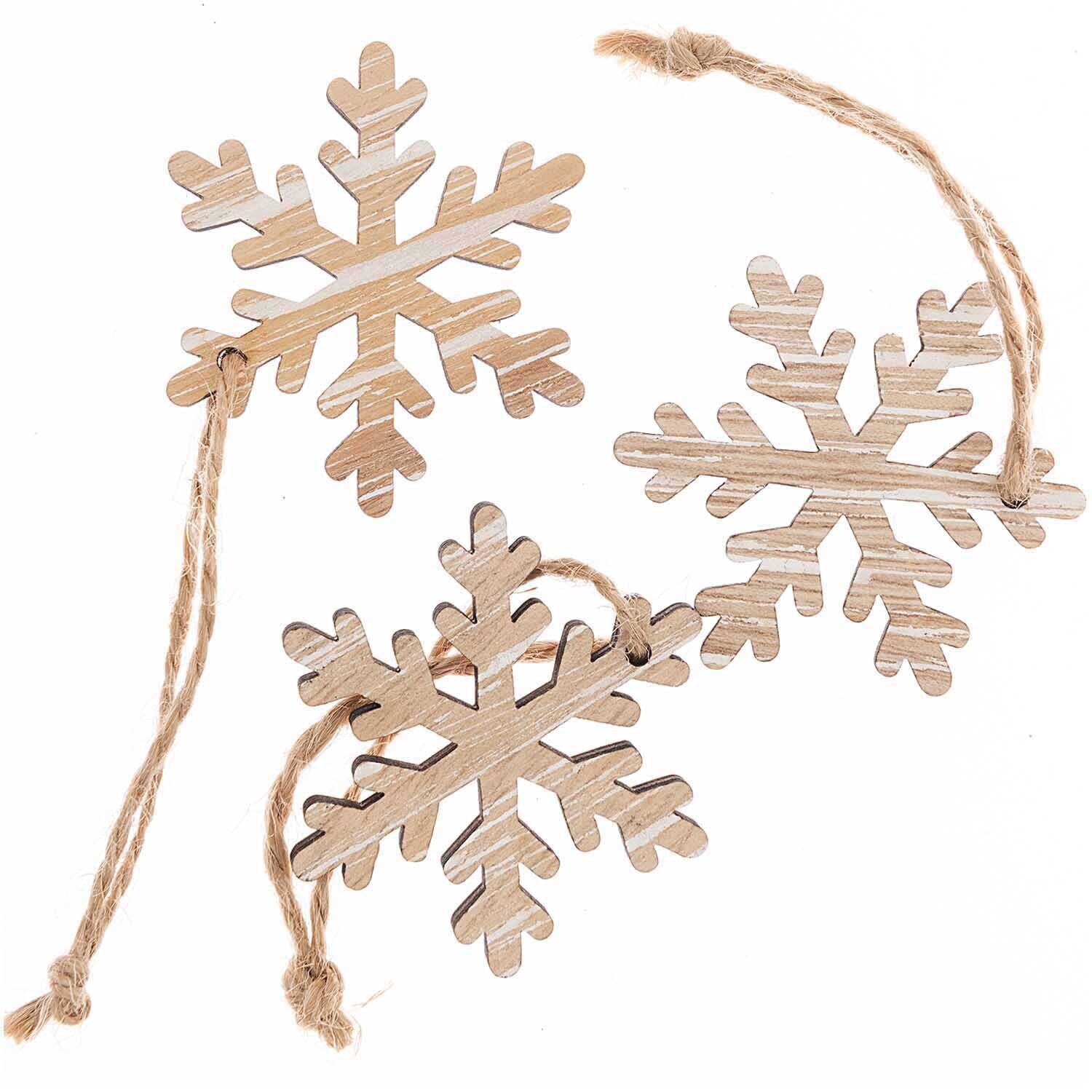 Holzhänger Schneeflocke natur 44x50mm 3 Stück von Rico Design. Drei hölzerne Schneeflocken mit Juteband, ideal für natürliche Weihnachtsdekorationen.