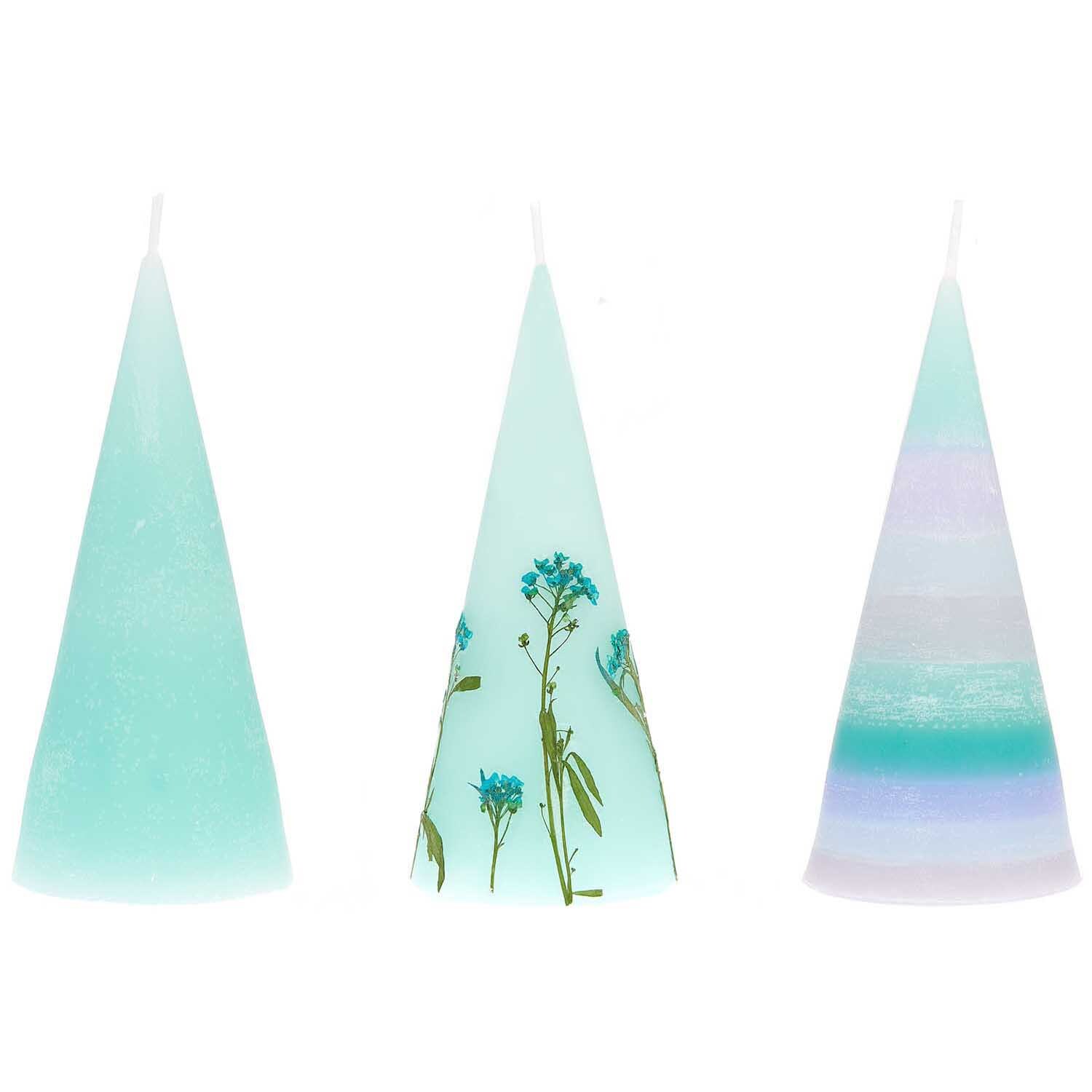 Kerzengießform Kegel 75x75x150mm von Rico Design zeigt drei pastellfarbene, kegelförmige Kerzen mit floralen und gestreiften Mustern.