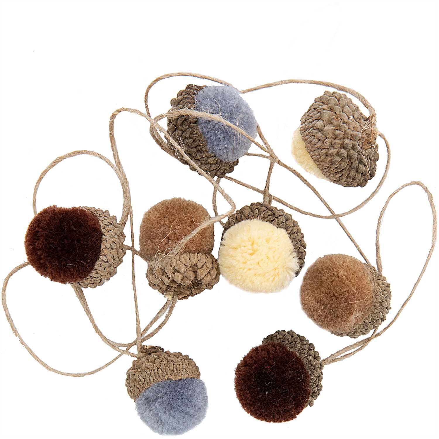 Hänger aus Eichel & Pompon Mix: Dekorative Anhänger mit bunten Pompons und Eicheln von Rico Design.