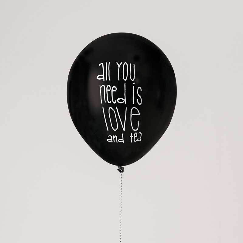 Kreidestift Flüssigkreide 3mm Farbe Elfenbein von Rico Design Kreidestift Flüssigkreide 3mm: Schwarzer Ballon mit weißem Text "All you need is love and tea", ideal für kreative Dekorationen.