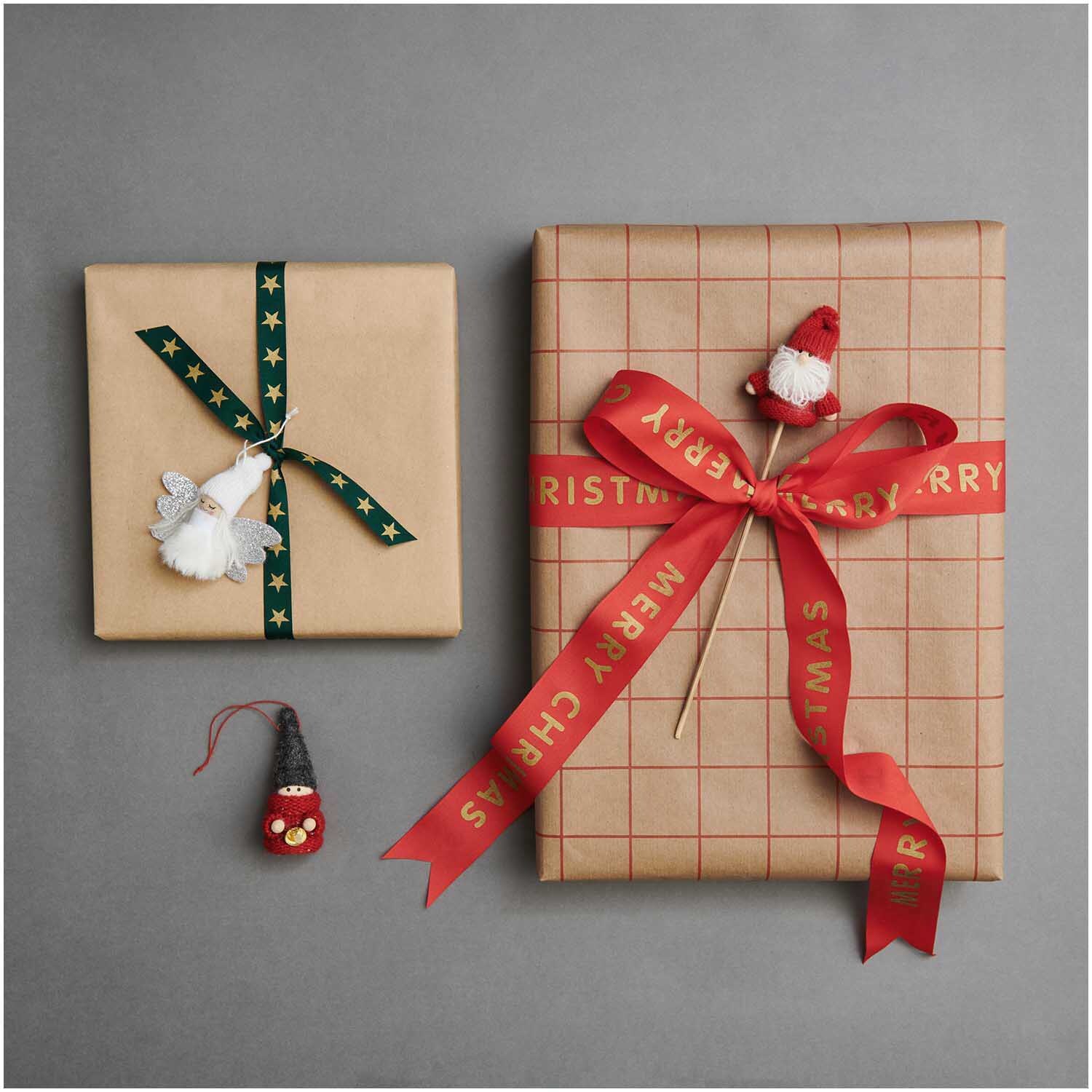Paper Poetry Geschenkpapier Raster Kraftpapier rot 70cm 2m 70g/m² von Rico Design Paper Poetry Geschenkpapier mit Rastermuster, verpackt mit roten Schleifen und weihnachtlichen Dekorationen.