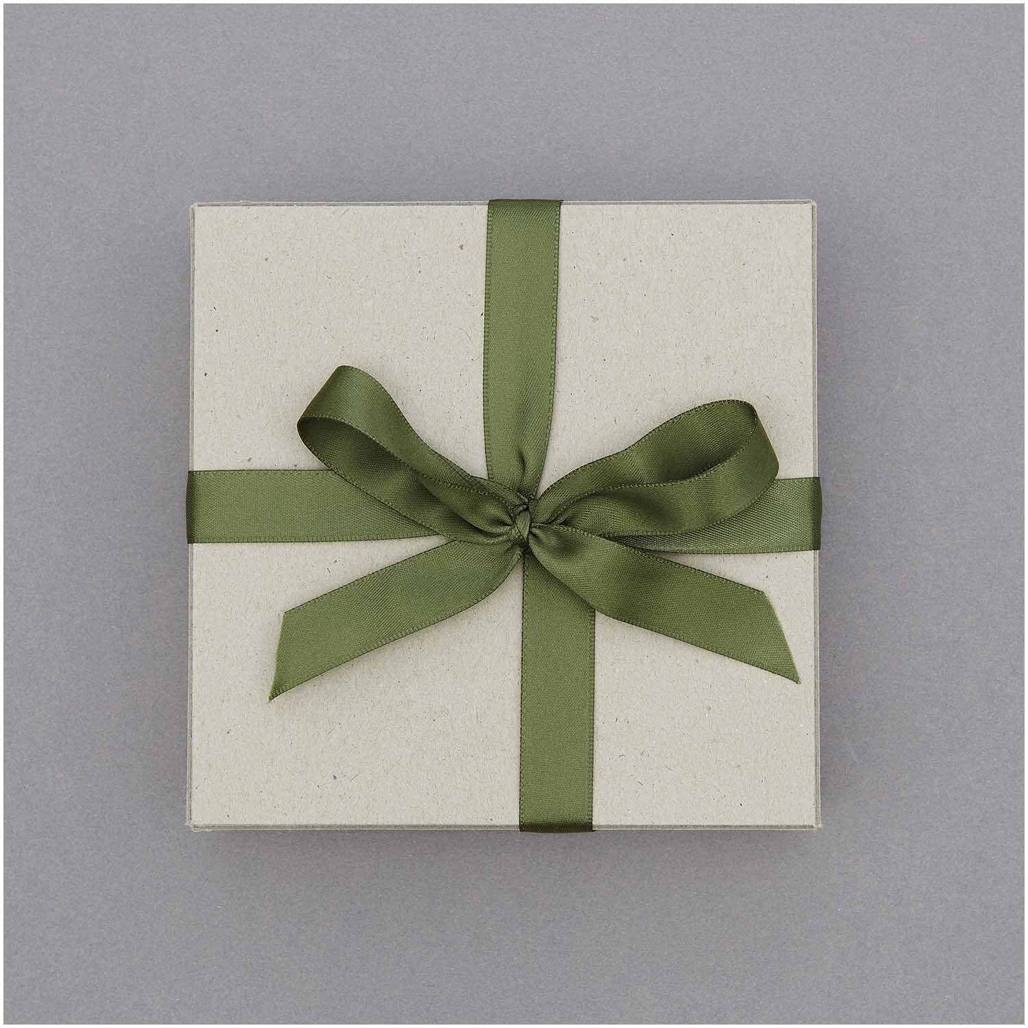Paper Poetry ruban de satin 16mm 3m Couleur Olive from Rico Design Paper Poetry Satinband 16mm 3m: Geschenkbox mit olivgrünem Band von Rico Design, elegant gebunden.