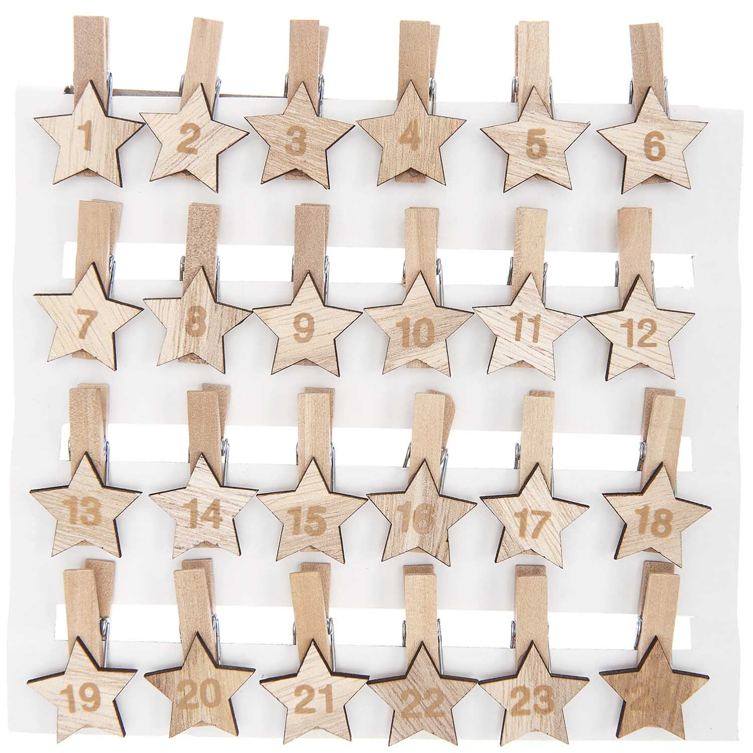 Holzclips Adventskalender Sterne 1-24 auf weißem Hintergrund, ideal für kreative Weihnachtsdekorationen.