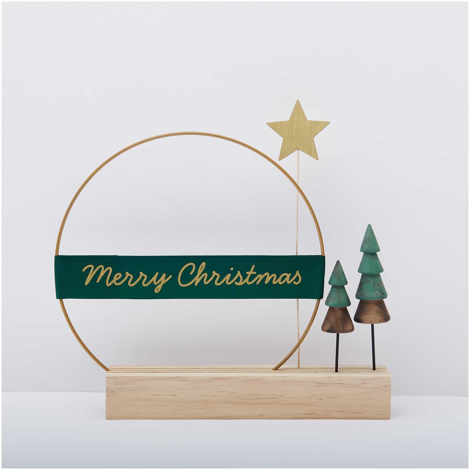 Picker Stern gefüllt 27x5cm Farbe Silber von Rico Design Picker Stern gefüllt 27x5cm: Dekoratives Weihnachtsdisplay mit goldfarbenem Stern und Tannenbäumen von Rico Design.