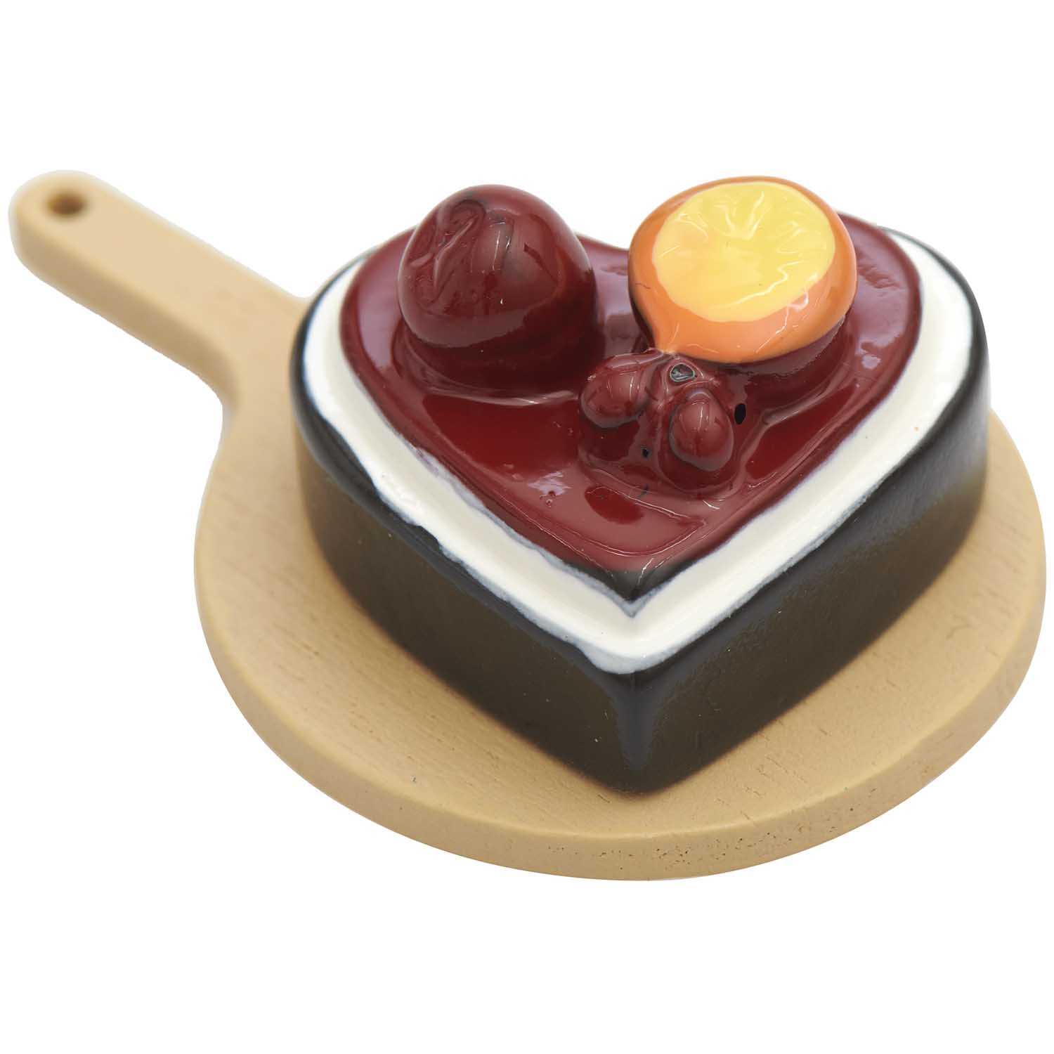 Miniatur Kuchen Herz auf Holzbrett, dekoriert mit roten und orangefarbenen Früchten, von Rico Design.