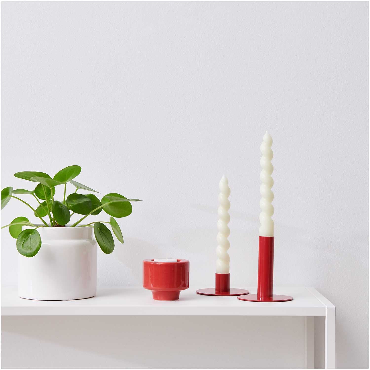 Keramikkerzenhalter multifunktional 7,5x6cm von Rico Design in Rot auf einem Regal neben Pflanzen.