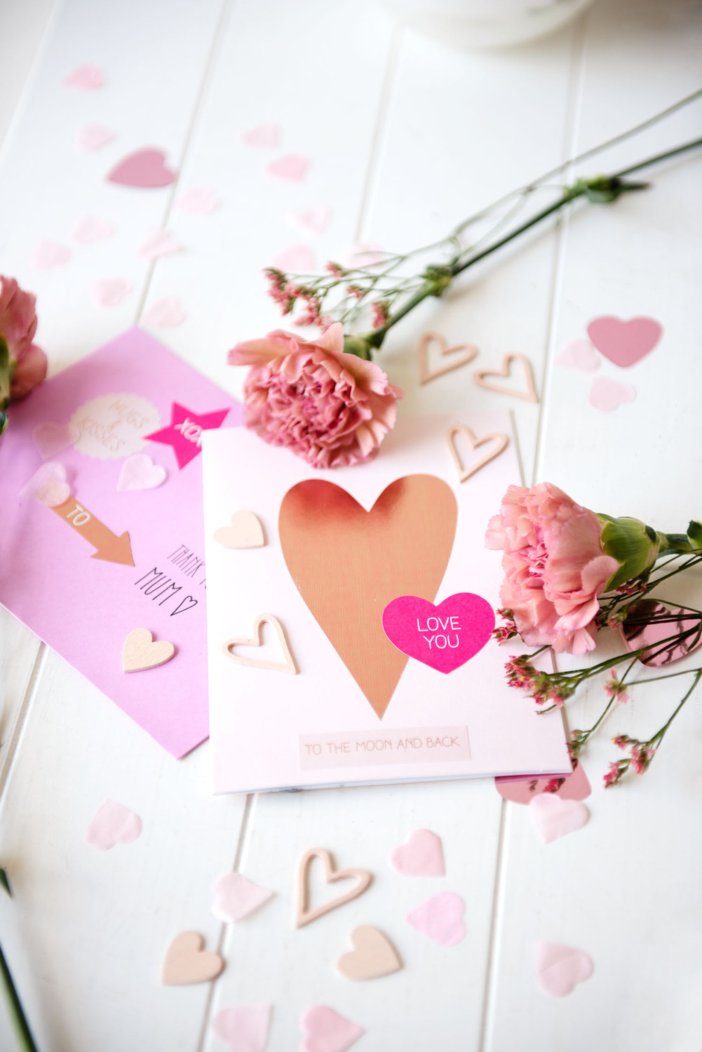 Paper Poetry Grußkartenset It must be love Herz pink von Rico Design Paper Poetry Grußkartenset mit Herzmotiv in Rosa, umgeben von rosa Blumen und Herzen.