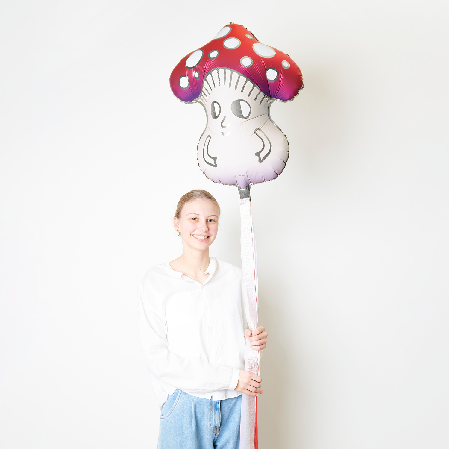 Folienballon Funny Shrooom 46x54x24cm von Rico Design Folienballon Funny Shrooom: Person hält großen, rot-weißen Pilzballon von Rico Design, 46x54x24cm.