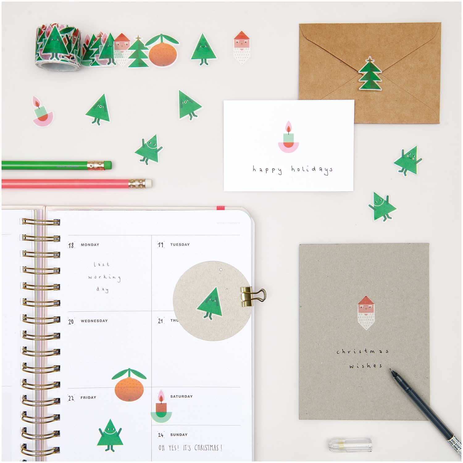 Washi Sticker Weihnachtsfiguren 200 Stück von Rico Design Washi Sticker Weihnachtsfiguren 200 Stück von Rico Design auf einem Schreibtisch mit Notizbuch, Karten und Stiften.