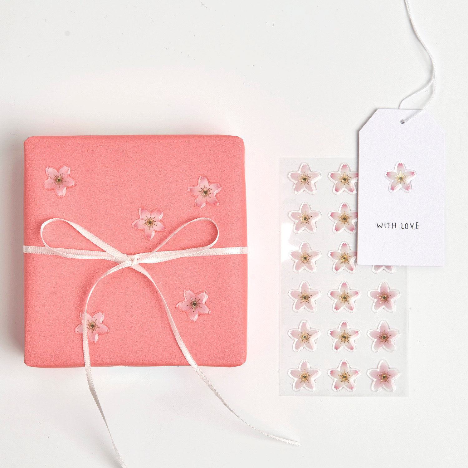 Gelsticker Kirschblüten: Rosa Geschenk mit Kirschblüten-Stickern und Geschenkanhänger.