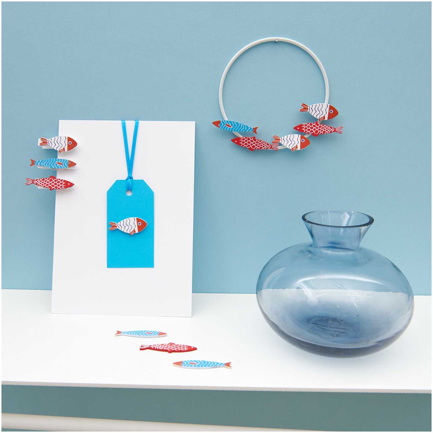 Autocollants en bois Poisson Mix rouge-bleu 24 pièces from Rico Design Holzsticker Fisch Mix rot-blau 24 Stück von Rico Design: Dekorative Fische auf Karte und Vase.
