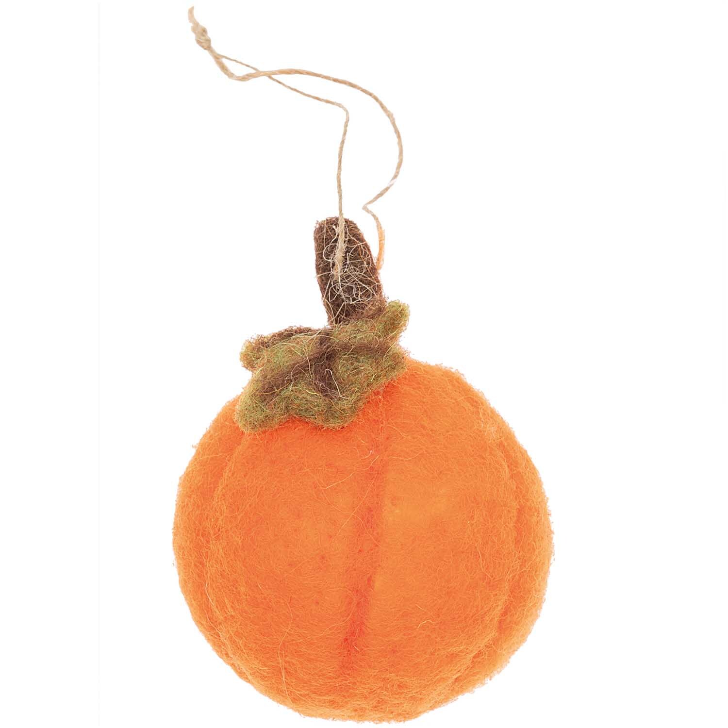 Filzhänger Kürbis in leuchtendem Orange von Rico Design, ideal als herbstliche Dekoration.