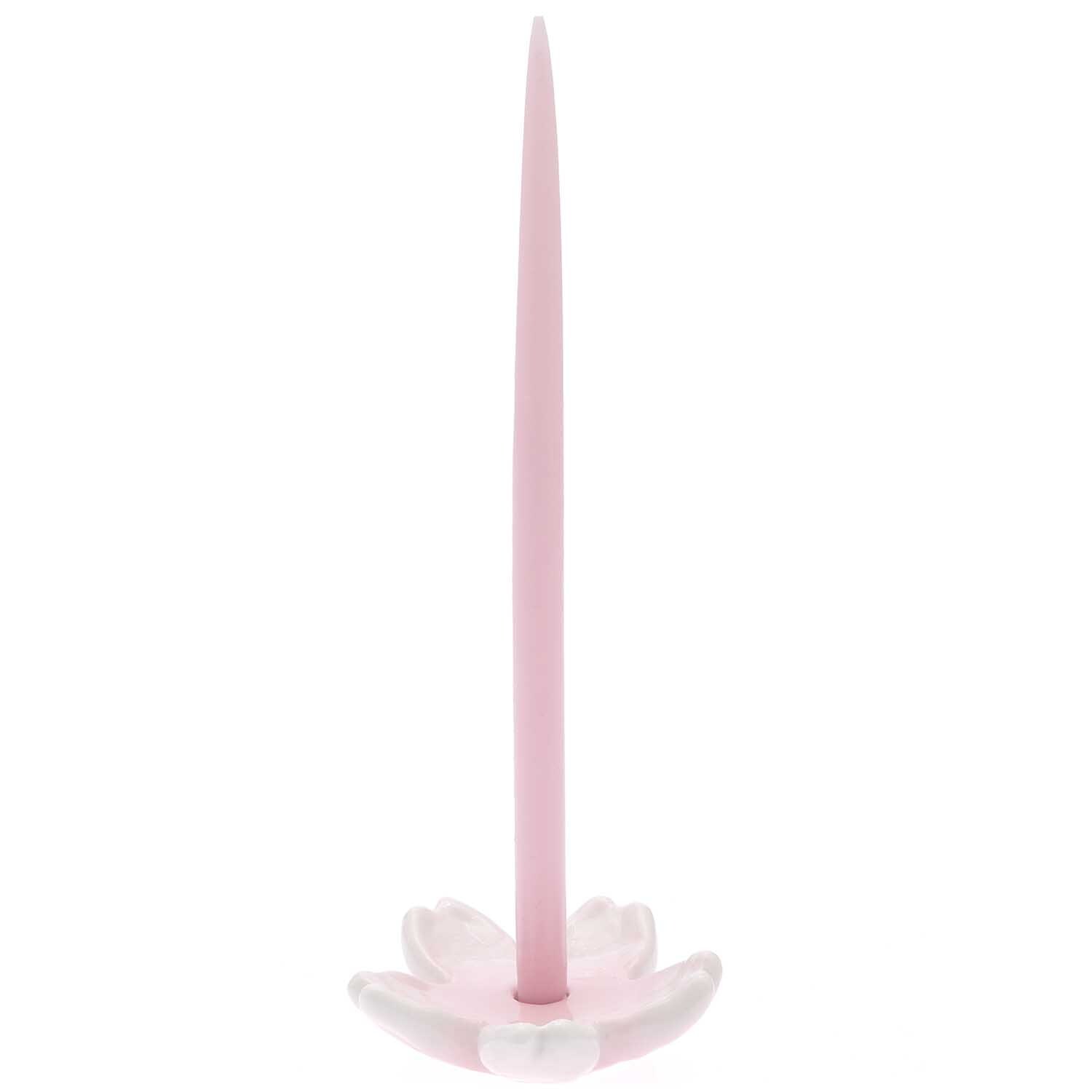 Spitzkerzen 1,4x28cm 2 Stück von Rico Design in zartem Rosa, stehend in einem dekorativen Kerzenhalter.