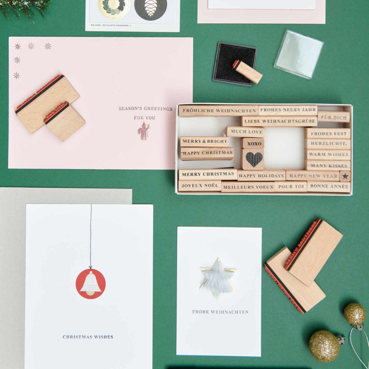 Paper Poetry XL Stempelset Merry Christmas serif 27-teilig von Rico Design Paper Poetry XL Stempelset Merry Christmas serif, 27-teilig, von Rico Design auf einem Tisch mit Weihnachtskarten und Stempeln arrangiert.