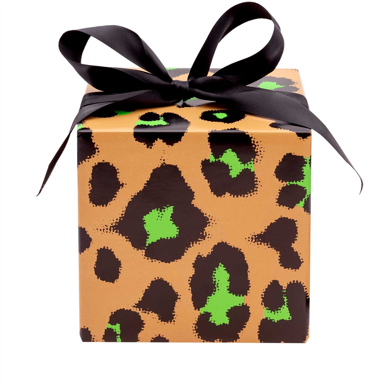 Paper Poetry Geschenkpapier Acid Leo honigfarben 70cm 3m 70g/m² von Rico Design Paper Poetry Geschenkpapier mit Leopardenmuster in Honigfarbe, verpackt mit schwarzer Schleife. Ideal für stilvolle Geschenke.