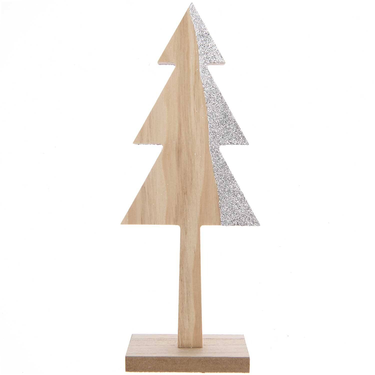 Holztanne natur-silber von Rico Design: Dekorative Holzfigur in Tannenform mit silbernem Glitzerakzent. Ideal für festliche Dekorationen.
