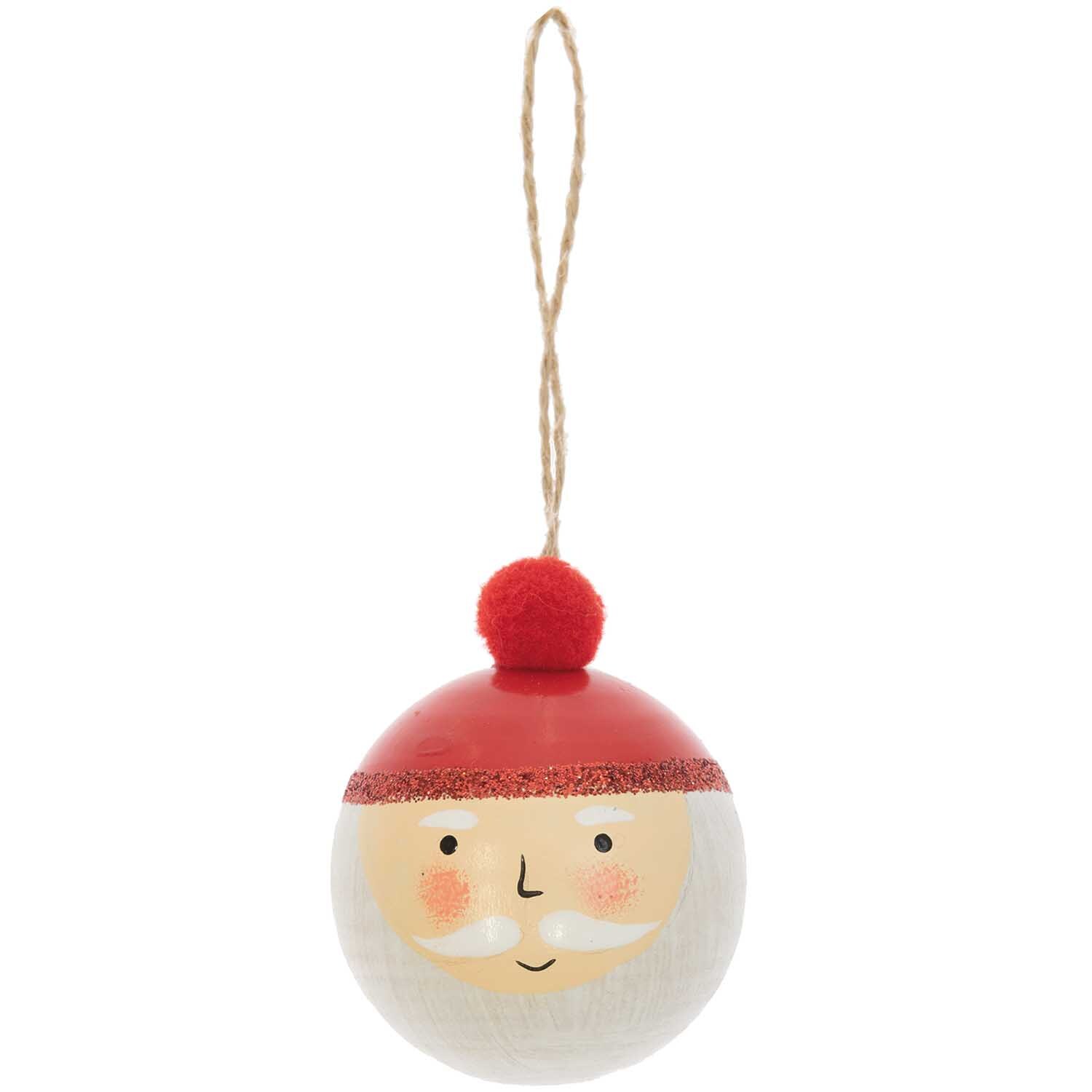Holzhänger Weihnachtsmann Kugel von Rico Design zeigt ein fröhliches Gesicht mit roter Mütze.