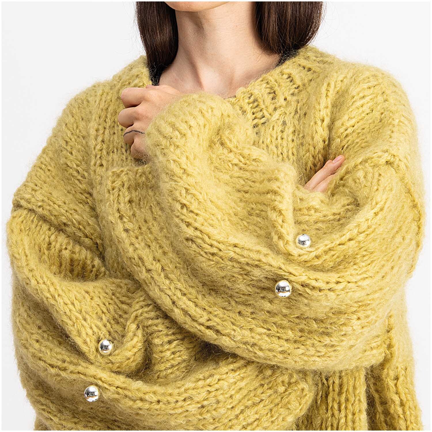 Zwei-Perlen-Pin 65mm 1 Stück Farbe Silber von Rico Design Zwei-Perlen-Pin 65mm von Rico Design an einem gelben Strickpullover, verleiht eleganten Glanz.