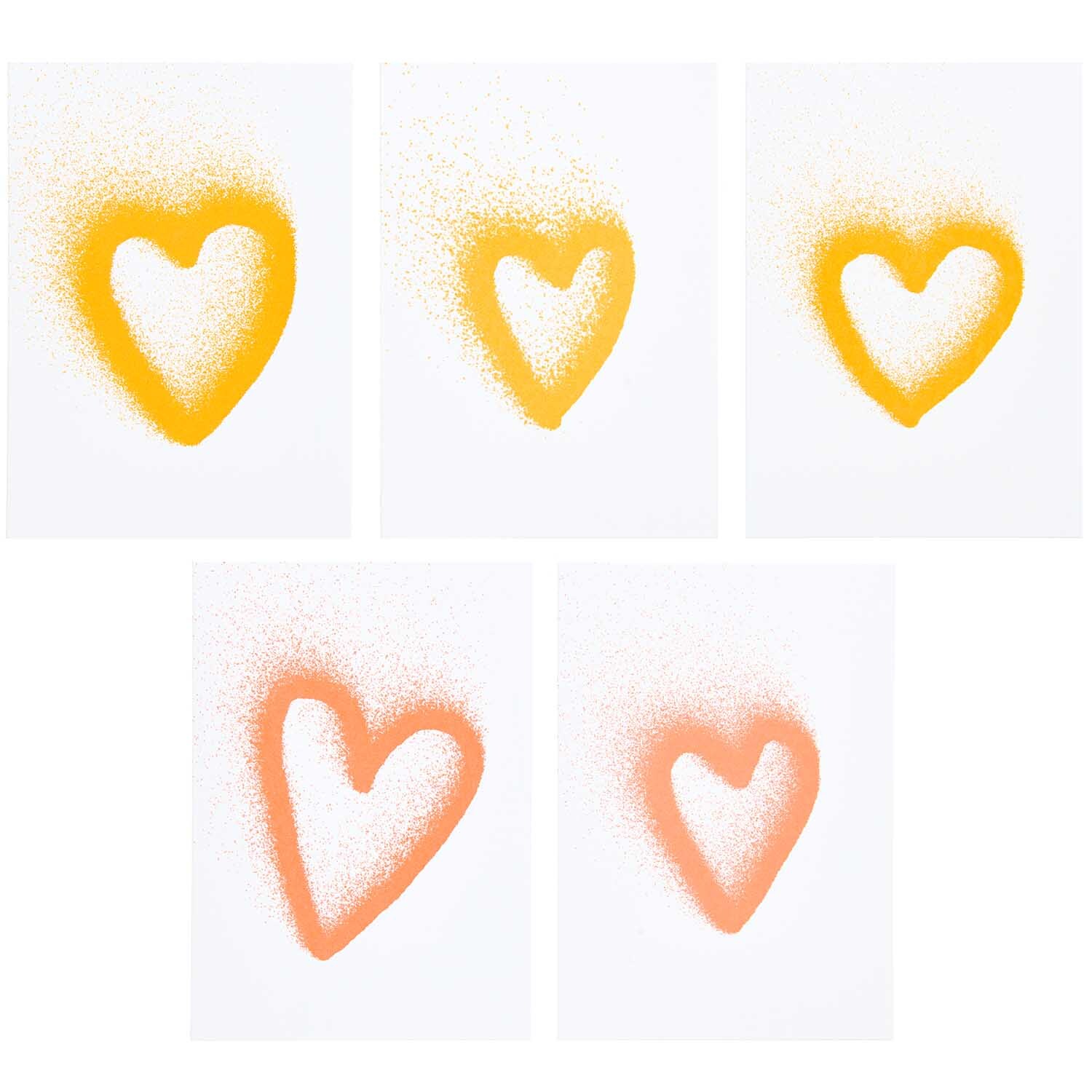 Paper Poetry Kartenset Airbrush Herzen B6 zeigt fünf Karten mit gesprühten Herzmotiven in Gelb und Orange. Ideal für kreative Grüße.