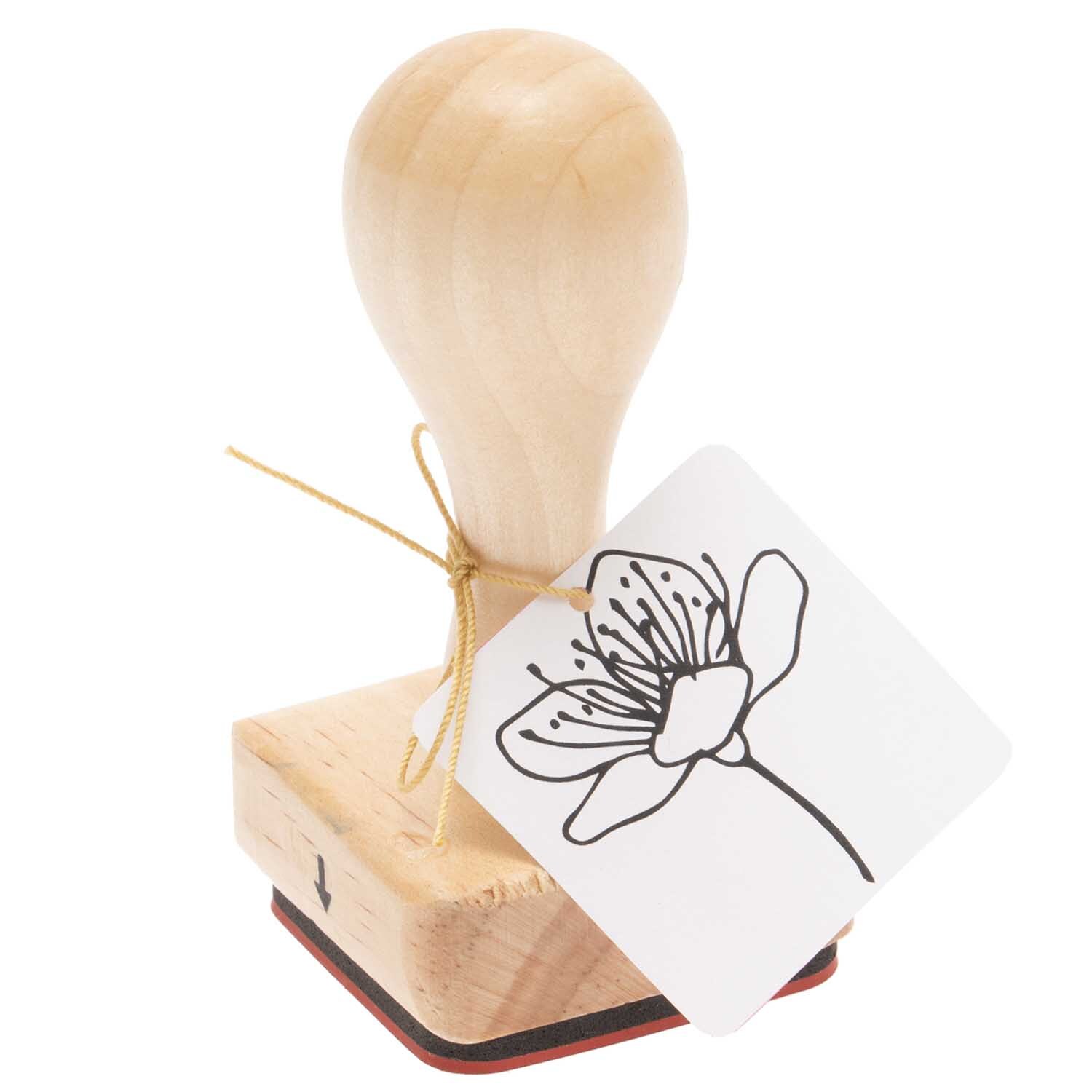 Paper Poetry Stempel Kirschblüte mit Holzgriff, zeigt eine zarte Blüte auf weißem Papier.