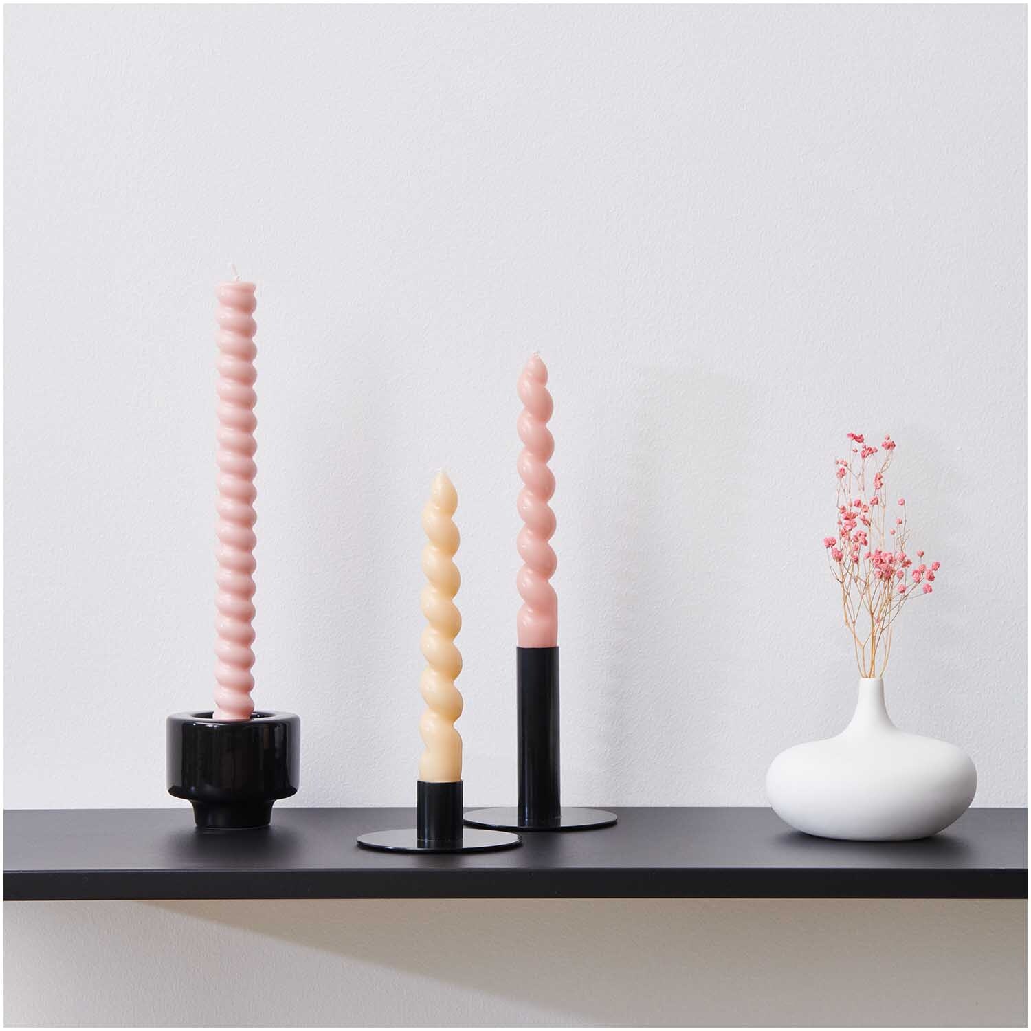 Keramikkerzenhalter multifunktional 7,5x6cm von Rico Design, schwarz, mit dekorativen Kerzen auf einem Regal neben einer weißen Vase mit rosa Blumen.