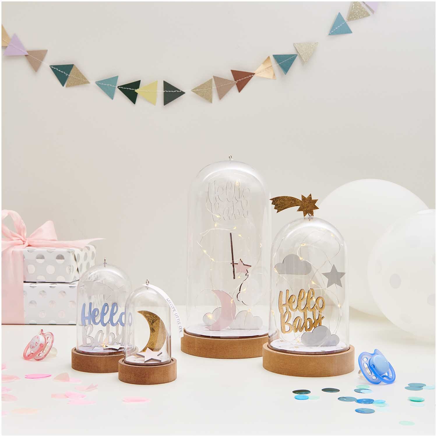 Holzdeko Set Hello Baby 7-teilig von Rico Design Holzdeko Set Hello Baby: 7-teiliges Set mit dekorativen Elementen unter Glaskuppeln, ideal für Babyzimmer.